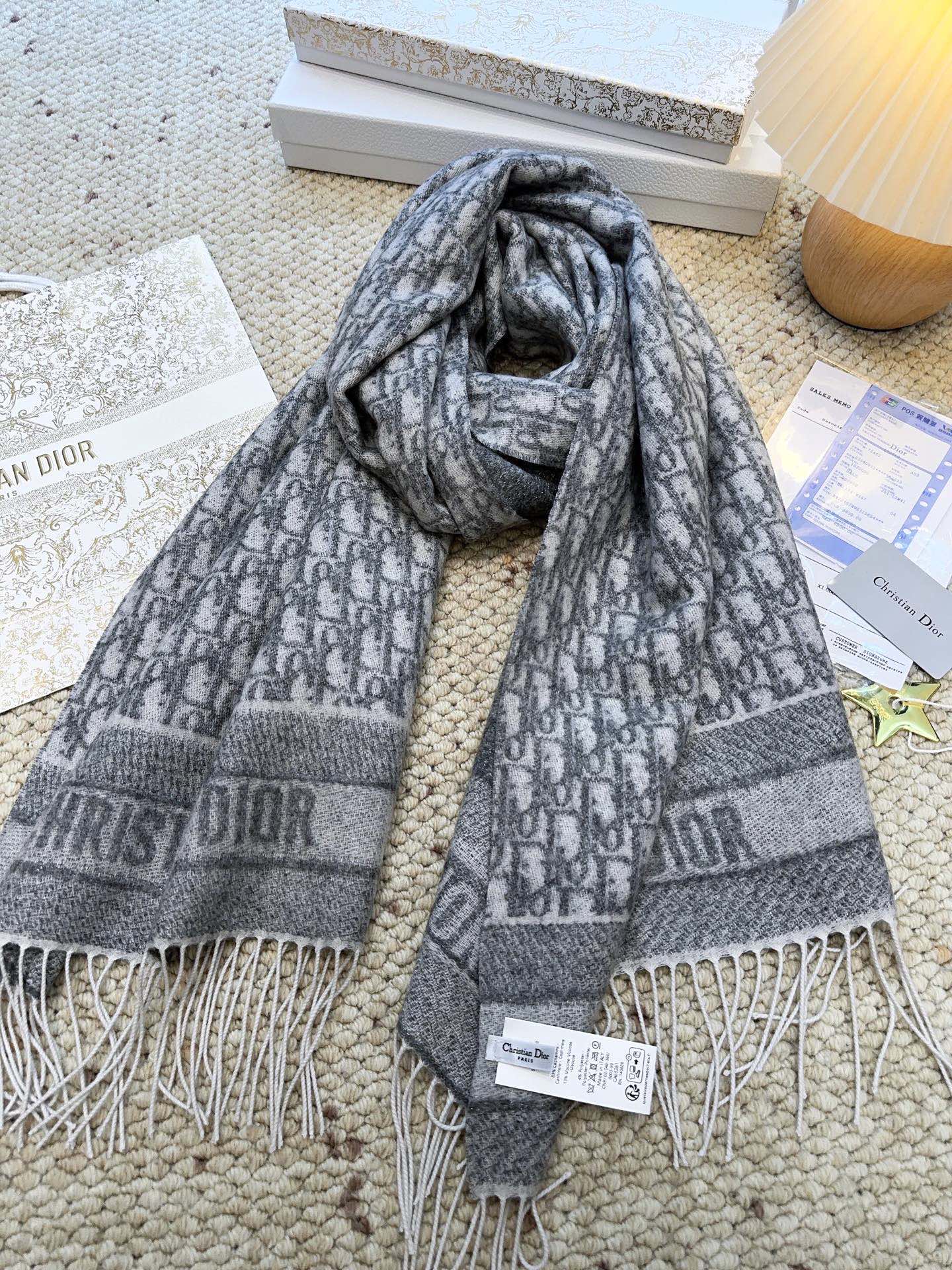 🉐️225☑️ (银丝款)
Dior(迪奥)最新款 · 这款 Oblique 印花围巾重新诠释 Dior 经典标识,彰显现代精神。采用山羊绒精心制作,双面设计,一面采用纯色,另一面饰以 Dior 经典的 Oblique 印花。长款设计,饰以对比鲜明的同色调“CHRISTIAN DIOR”标志提花条形图案和流苏饰边,可围在颈部或披在肩部。 灰色 Oblique 印花 双面设计,灰色和 Oblique 印花 “CHRISTIAN DIOR”标志条形图案 流苏装饰 100% 山羊绒 意大利制造 图片银丝效果不太清楚 实物银光闪闪更好看