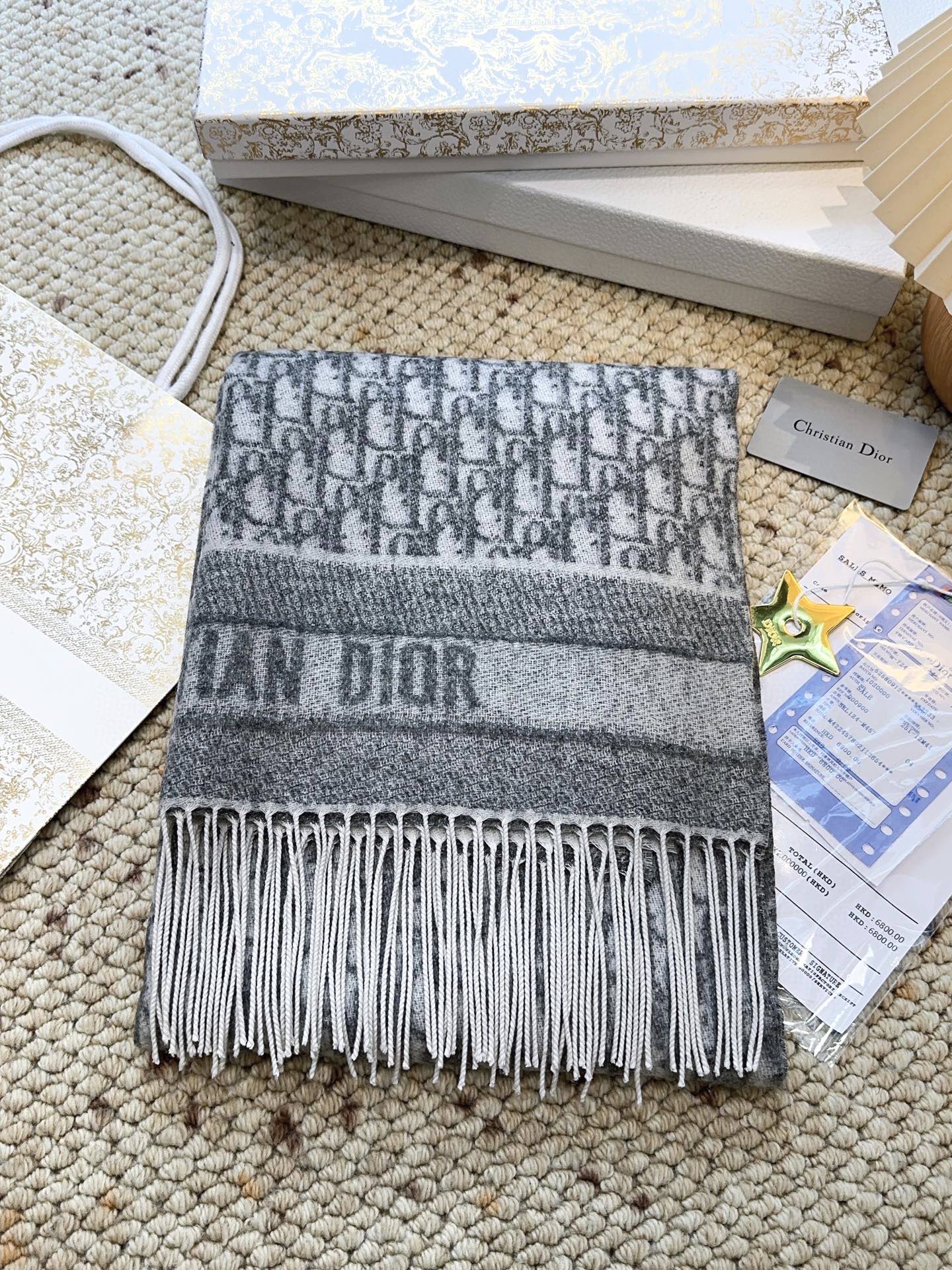 🉐️225☑️ (银丝款)
Dior(迪奥)最新款 · 这款 Oblique 印花围巾重新诠释 Dior 经典标识,彰显现代精神。采用山羊绒精心制作,双面设计,一面采用纯色,另一面饰以 Dior 经典的 Oblique 印花。长款设计,饰以对比鲜明的同色调“CHRISTIAN DIOR”标志提花条形图案和流苏饰边,可围在颈部或披在肩部。 灰色 Oblique 印花 双面设计,灰色和 Oblique 印花 “CHRISTIAN DIOR”标志条形图案 流苏装饰 100% 山羊绒 意大利制造 图片银丝效果不太清楚 实物银光闪闪更好看