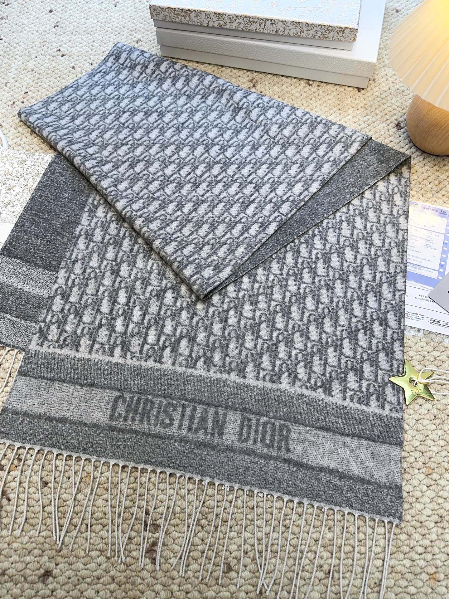 🉐️225☑️ (银丝款)
Dior(迪奥)最新款 · 这款 Oblique 印花围巾重新诠释 Dior 经典标识,彰显现代精神。采用山羊绒精心制作,双面设计,一面采用纯色,另一面饰以 Dior 经典的 Oblique 印花。长款设计,饰以对比鲜明的同色调“CHRISTIAN DIOR”标志提花条形图案和流苏饰边,可围在颈部或披在肩部。 灰色 Oblique 印花 双面设计,灰色和 Oblique 印花 “CHRISTIAN DIOR”标志条形图案 流苏装饰 100% 山羊绒 意大利制造 图片银丝效果不太清楚 实物银光闪闪更好看