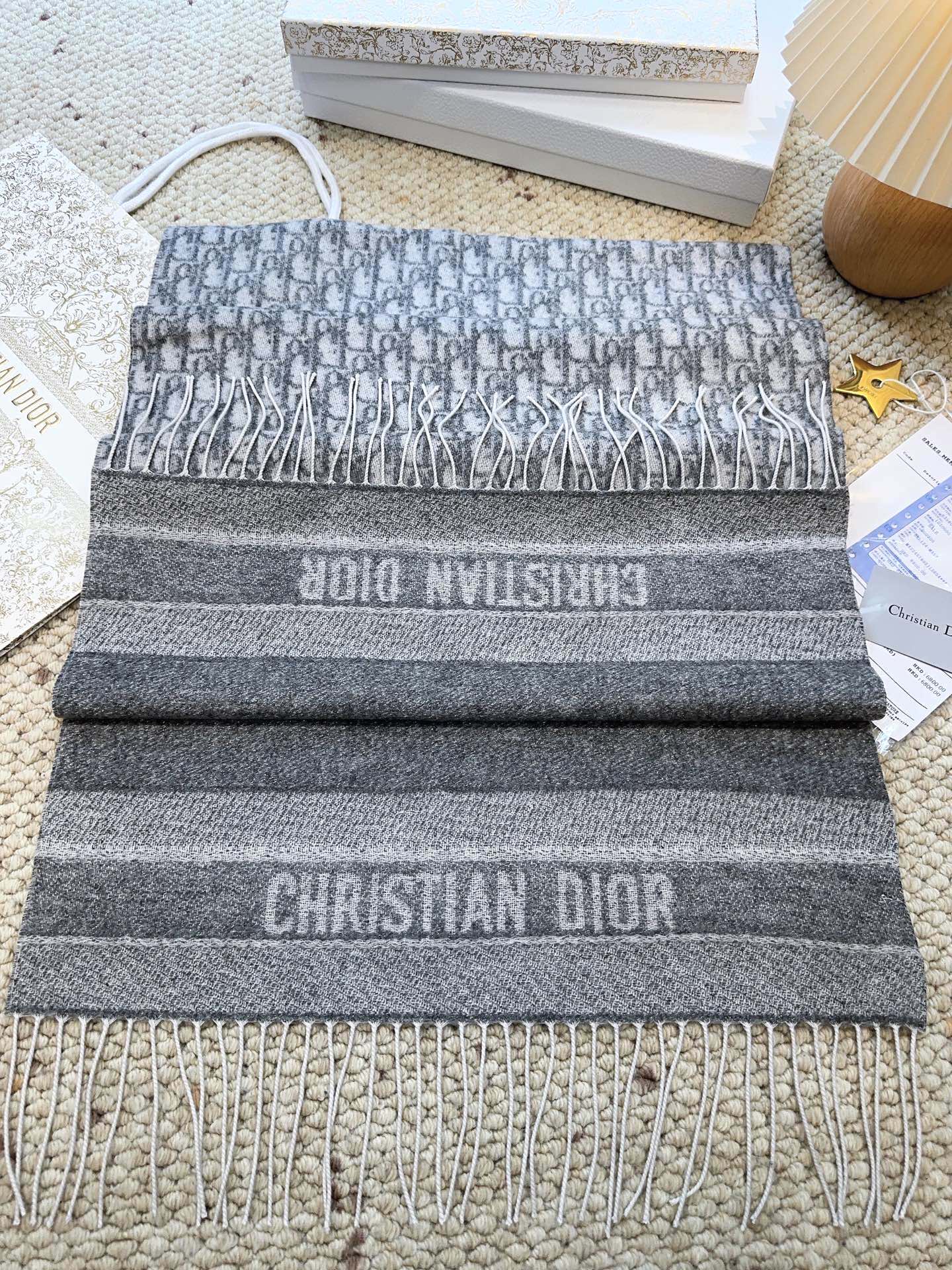 ☑️ （银丝款）Dior（迪奥）最新款 · 这款 Oblique 印花围巾重新诠释 Dior 经典标识，