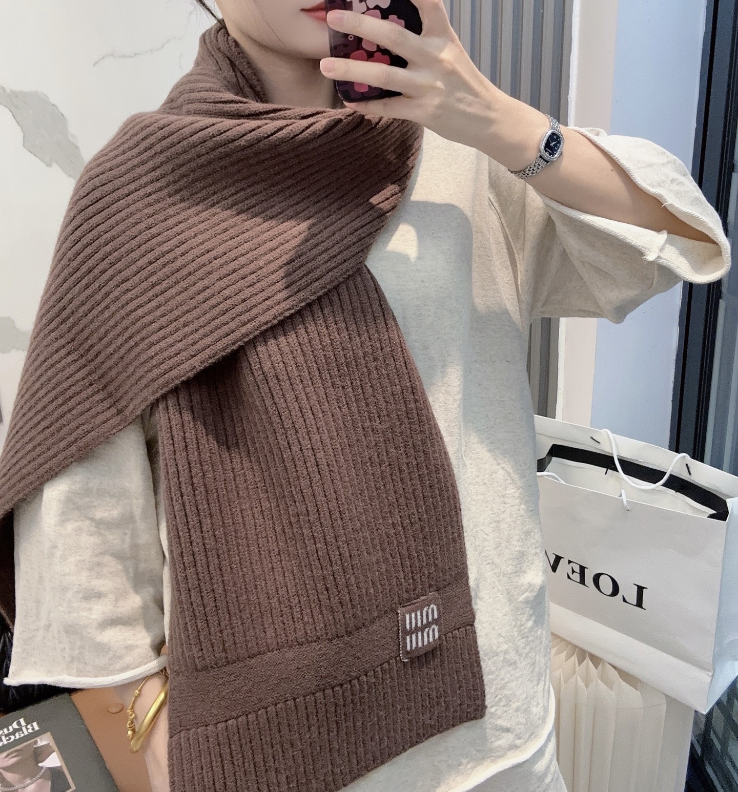 P190 miumiu【新款来袭】MIU专柜最新编织系列！这是一个特别稀有的款式，这也是缪家第一款采用纯色针织工艺的围巾！肯定会成为秋冬季的主打款式！质地非常柔软亲肤，非常好搭配好驾驭，超值回馈~拿到手绝对觉得值！尺寸：180*30cm！100%羊绒！