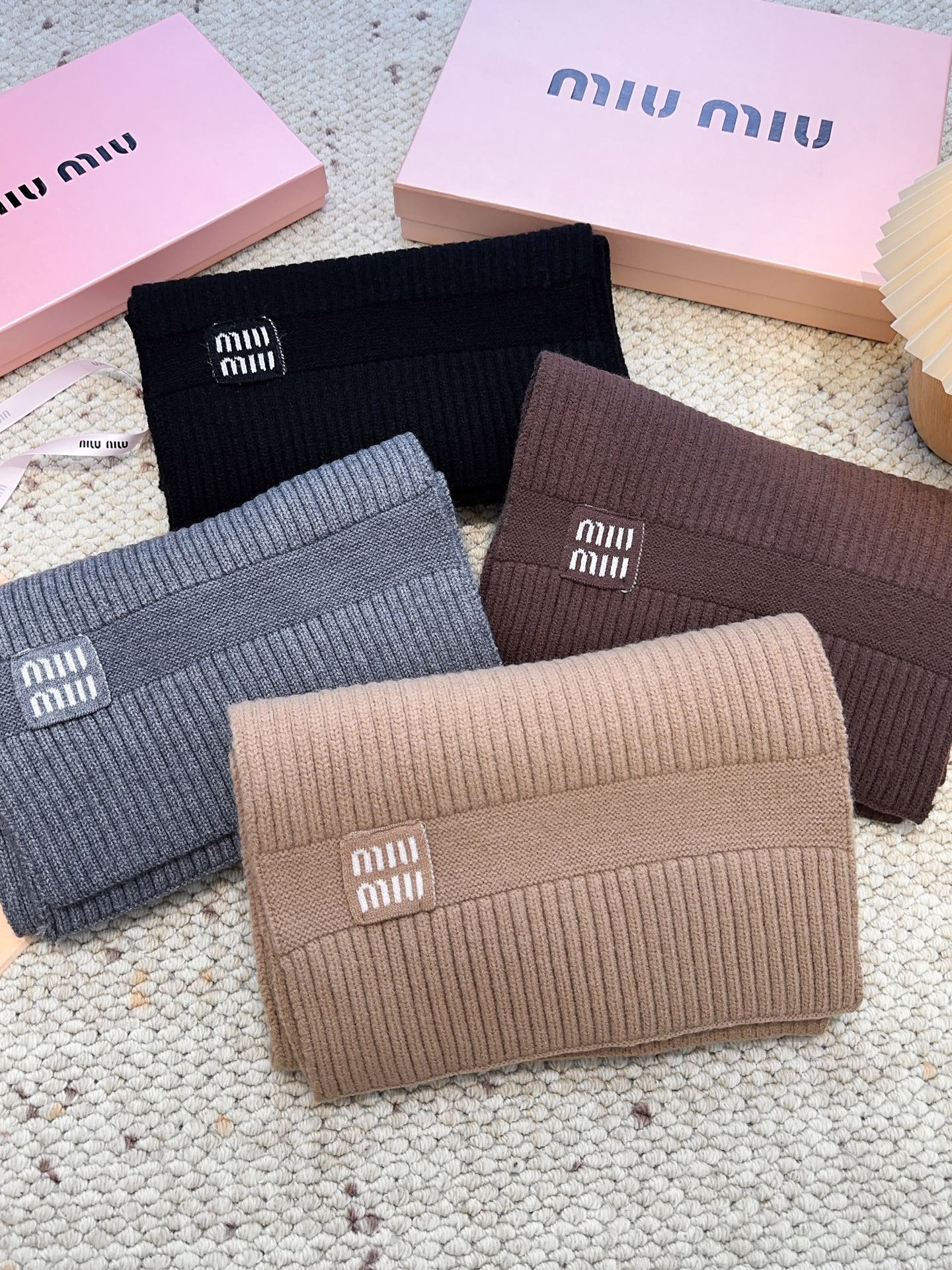 miumiu【新款来袭】MIU专柜最新编织系列！这是一个特别稀有的款式，这也是缪家第一款采用纯色针织工艺