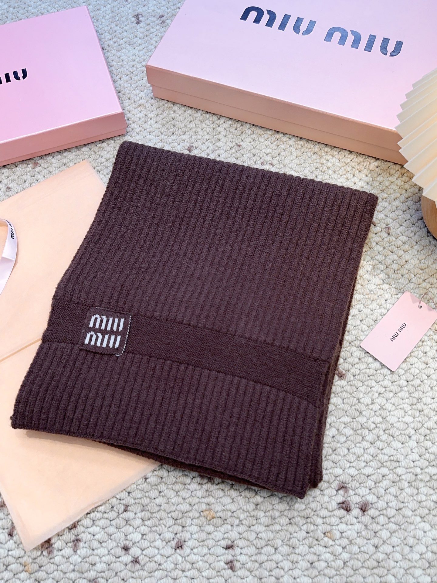 miumiu【新款来袭】MIU专柜最新编织系列！这是一个特别稀有的款式，这也是缪家第一款采用纯色针织工艺