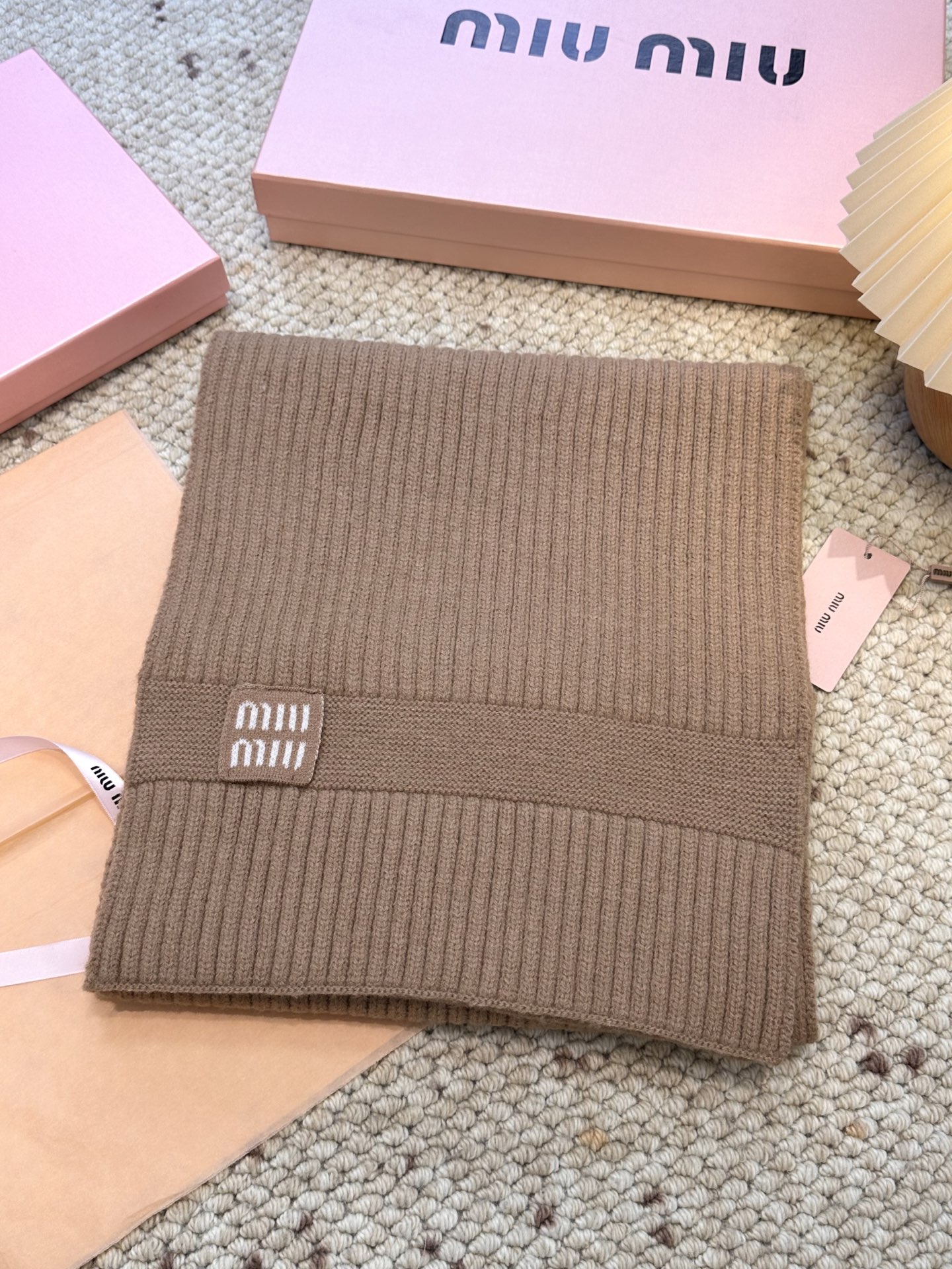 miumiu【新款来袭】MIU专柜最新编织系列！这是一个特别稀有的款式，这也是缪家第一款采用纯色针织工艺