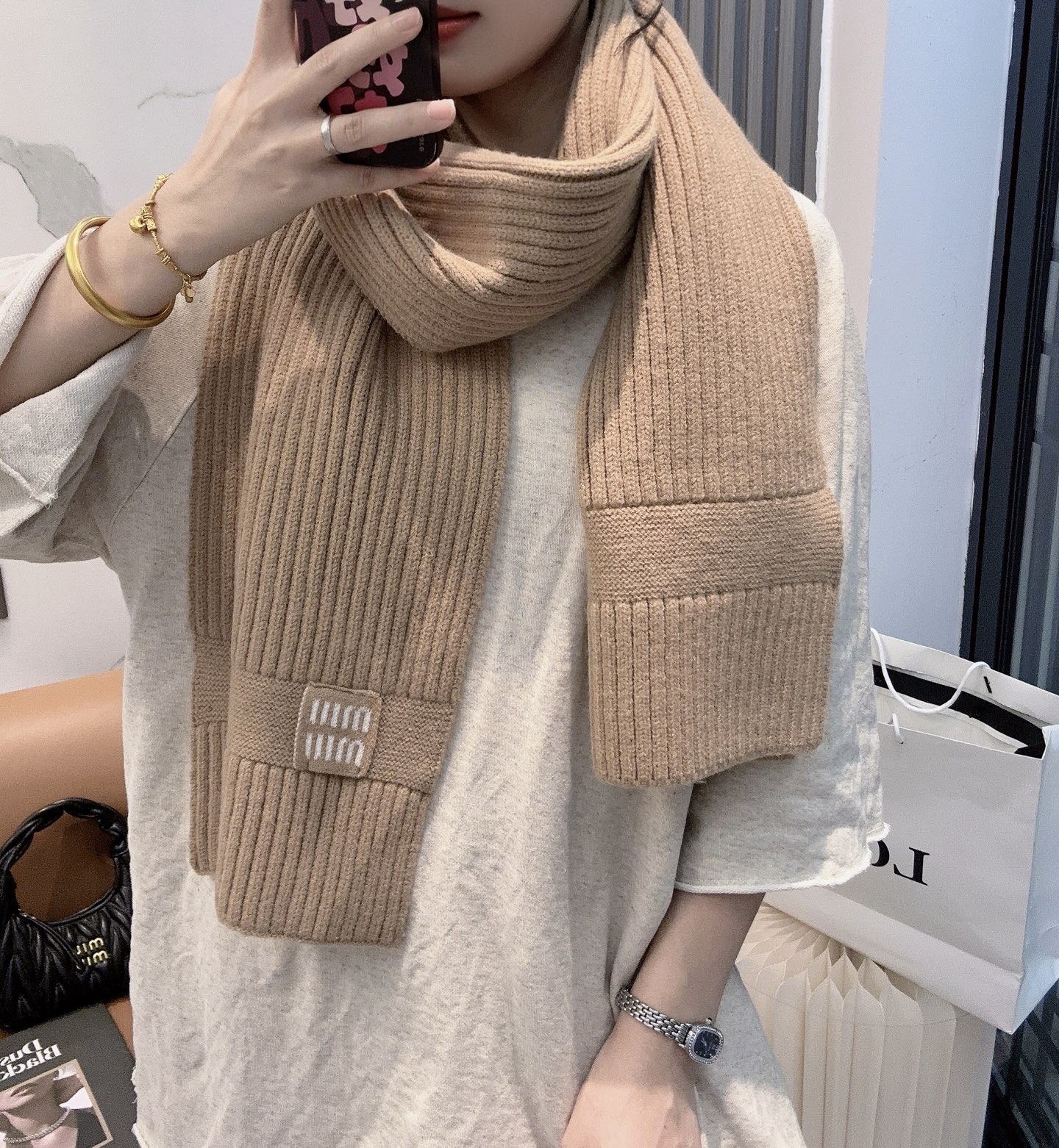 P190 miumiu【新款来袭】MIU专柜最新编织系列！这是一个特别稀有的款式，这也是缪家第一款采用纯色针织工艺的围巾！肯定会成为秋冬季的主打款式！质地非常柔软亲肤，非常好搭配好驾驭，超值回馈~拿到手绝对觉得值！尺寸：180*30cm！100%羊绒！