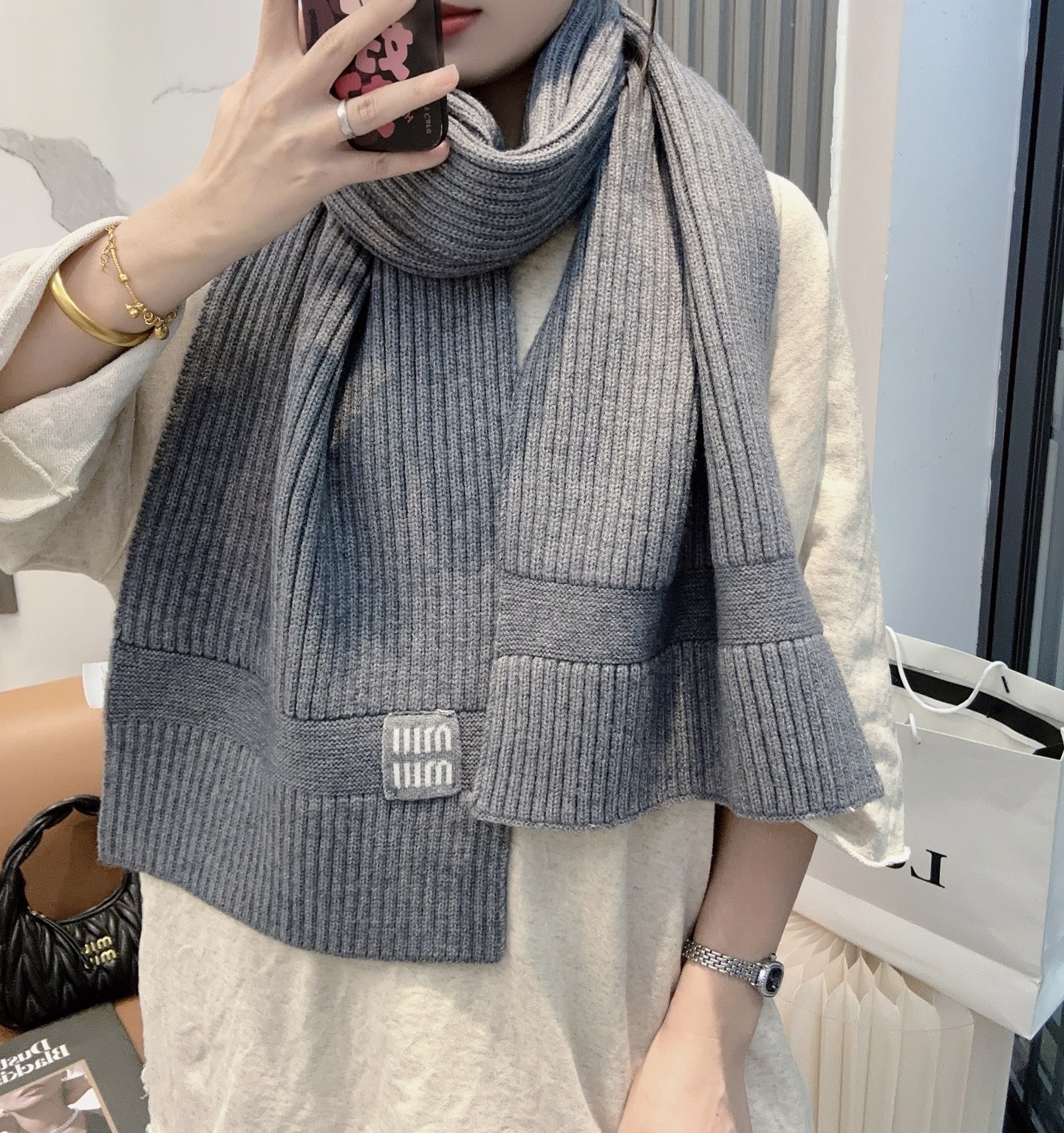P190 miumiu【新款来袭】MIU专柜最新编织系列！这是一个特别稀有的款式，这也是缪家第一款采用纯色针织工艺的围巾！肯定会成为秋冬季的主打款式！质地非常柔软亲肤，非常好搭配好驾驭，超值回馈~拿到手绝对觉得值！尺寸：180*30cm！100%羊绒！
