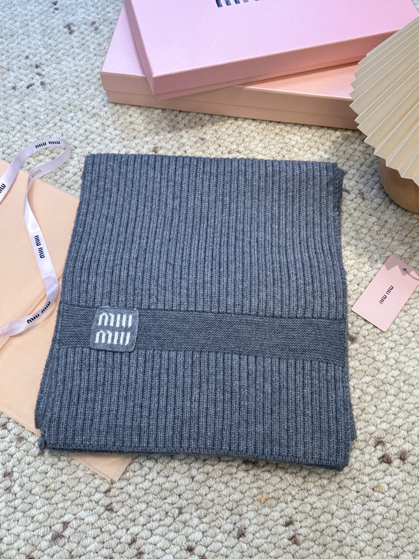 miumiu【新款来袭】MIU专柜最新编织系列！这是一个特别稀有的款式，这也是缪家第一款采用纯色针织工艺