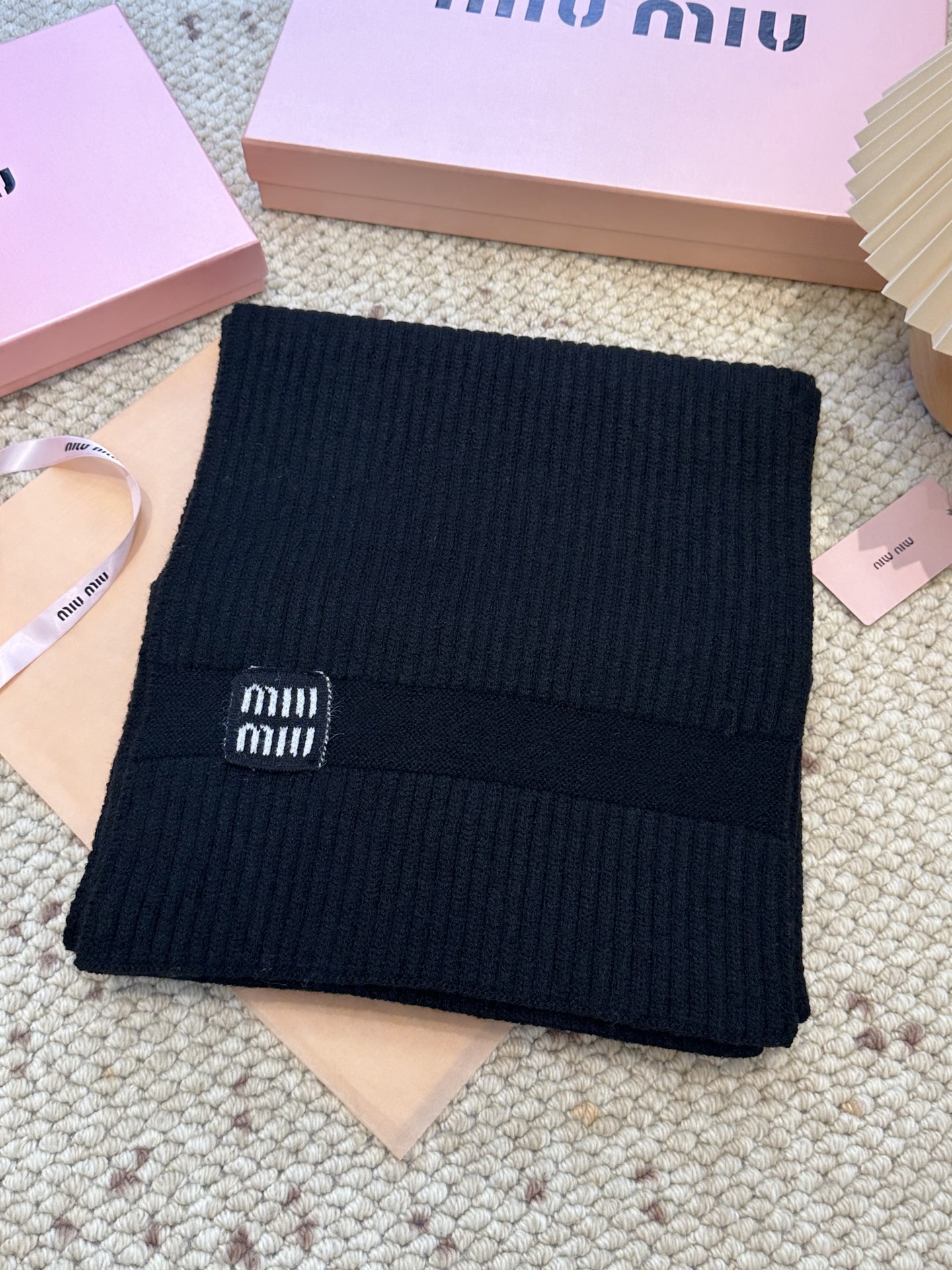 miumiu【新款来袭】MIU专柜最新编织系列！这是一个特别稀有的款式，这也是缪家第一款采用纯色针织工艺