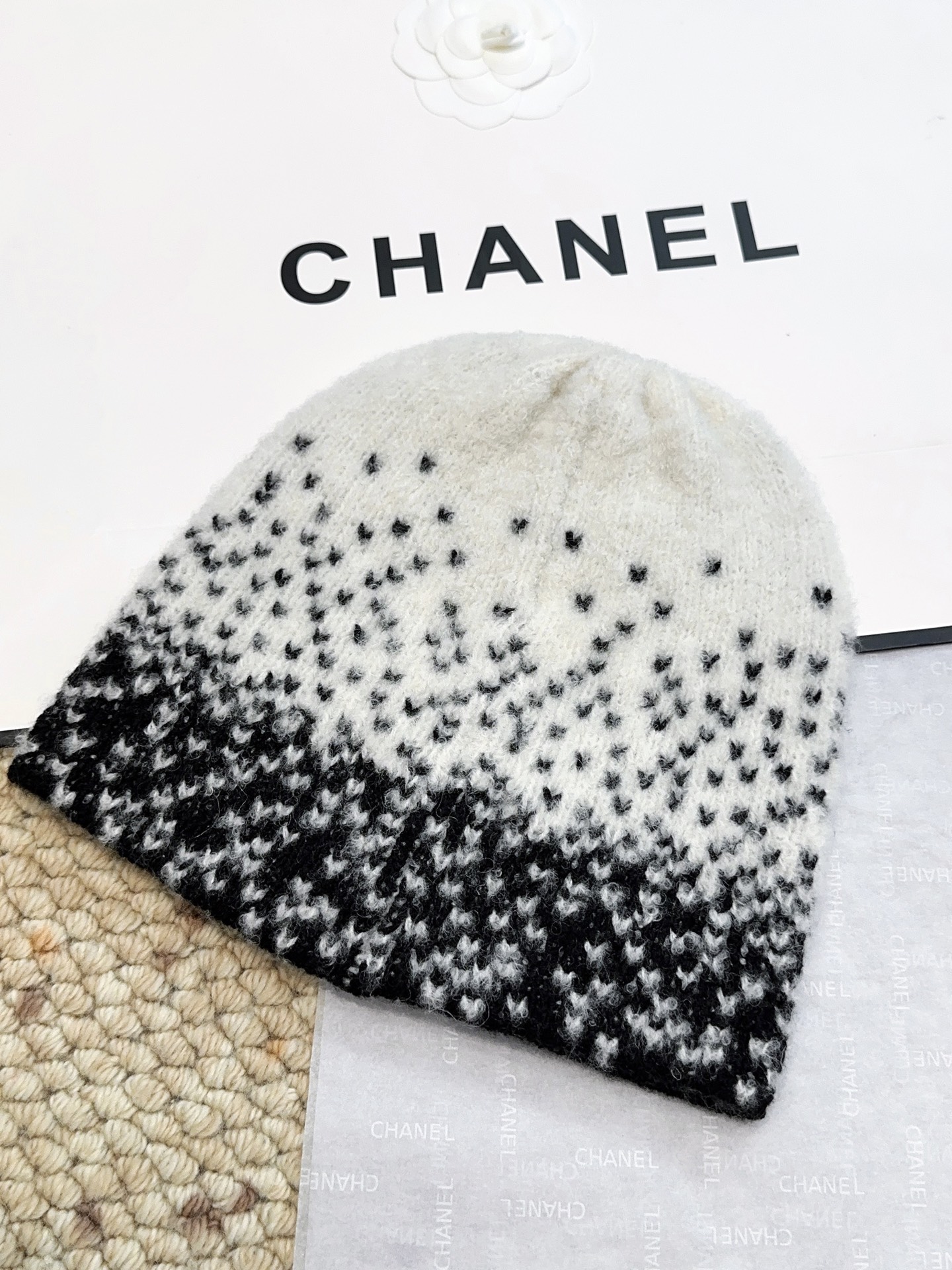 Chanel 上新 Chanel（香奈儿）渐变拼色花纹围巾