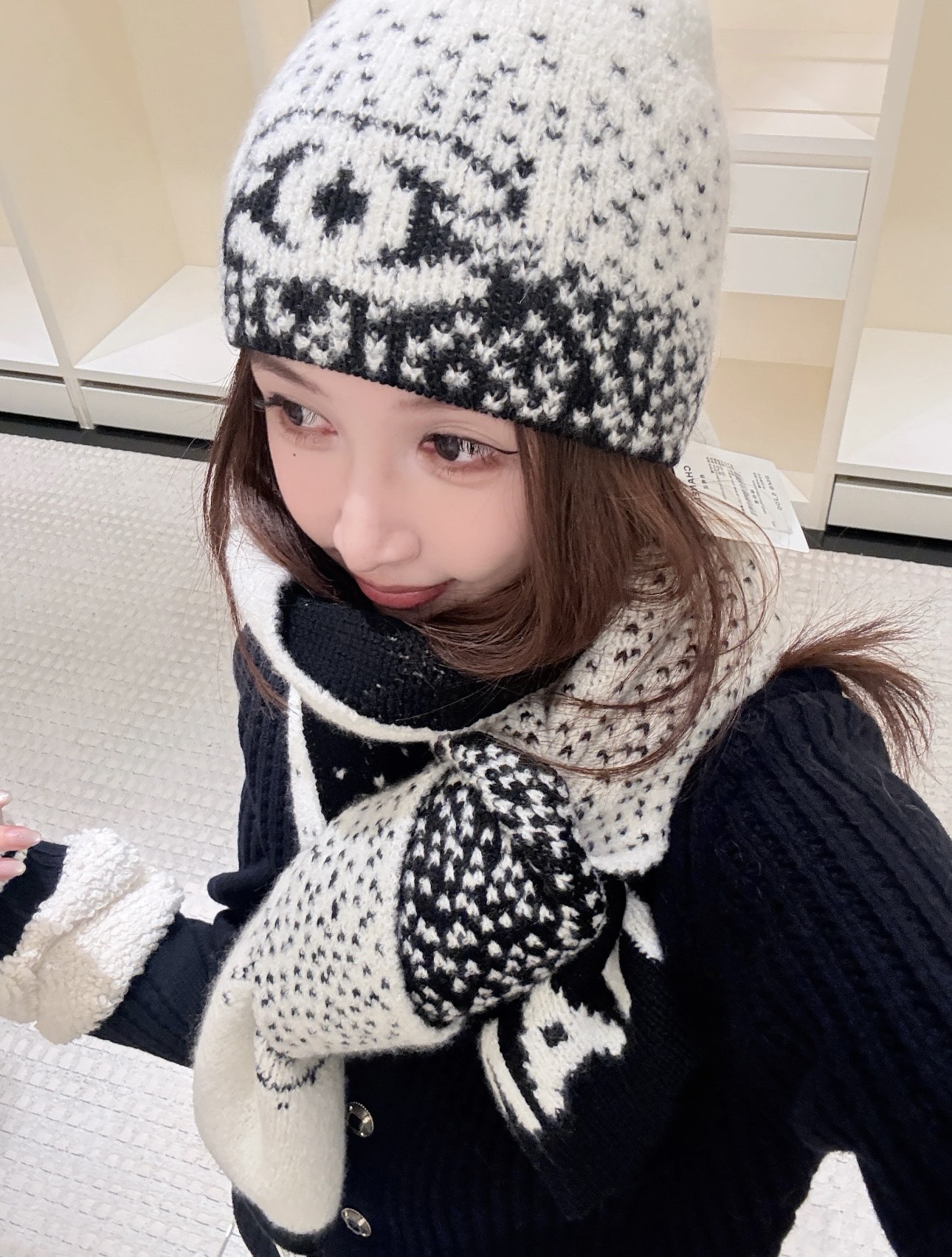Chanel 上新 Chanel（香奈儿）渐变拼色花纹围巾
