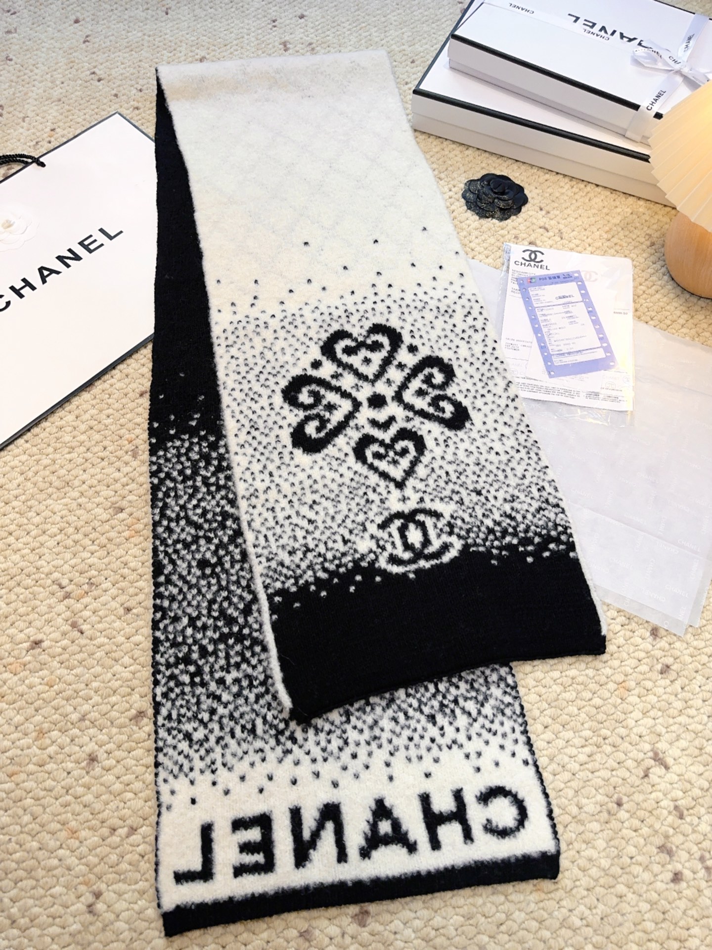 Chanel 上新 Chanel（香奈儿）渐变拼色花纹围巾