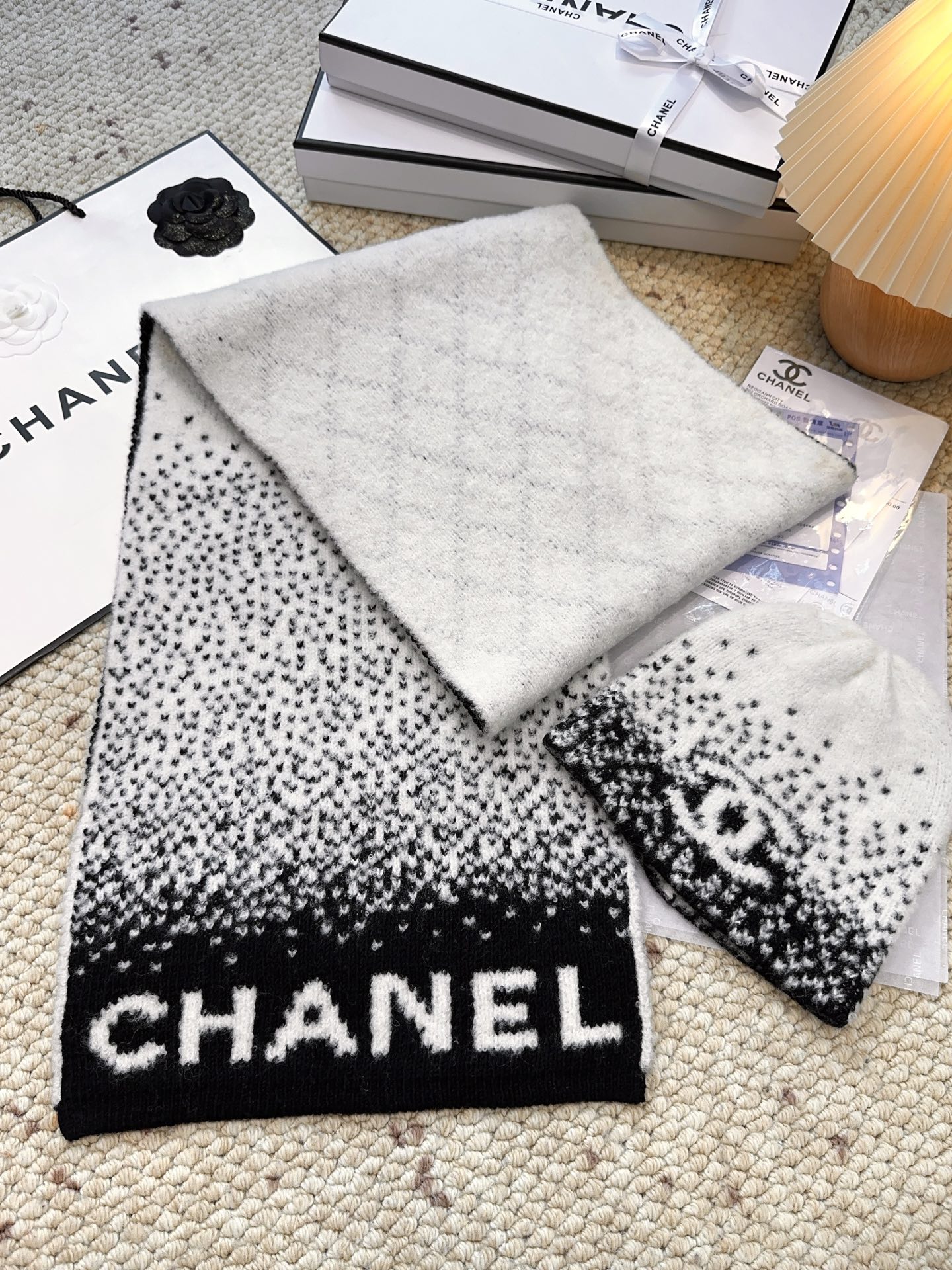 Chanel 上新 Chanel（香奈儿）渐变拼色花纹围巾