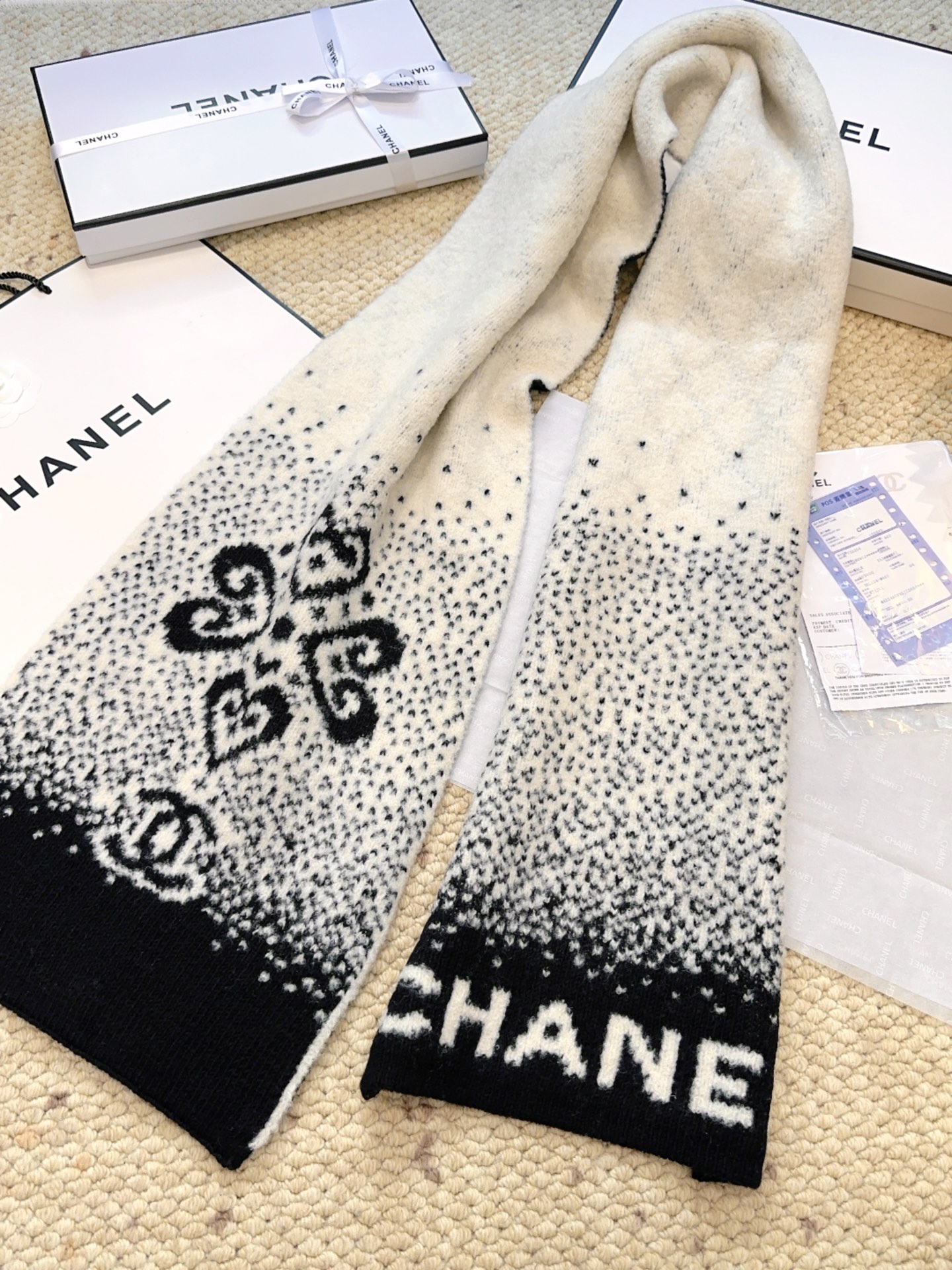 Chanel 上新 Chanel（香奈儿）渐变拼色花纹围巾