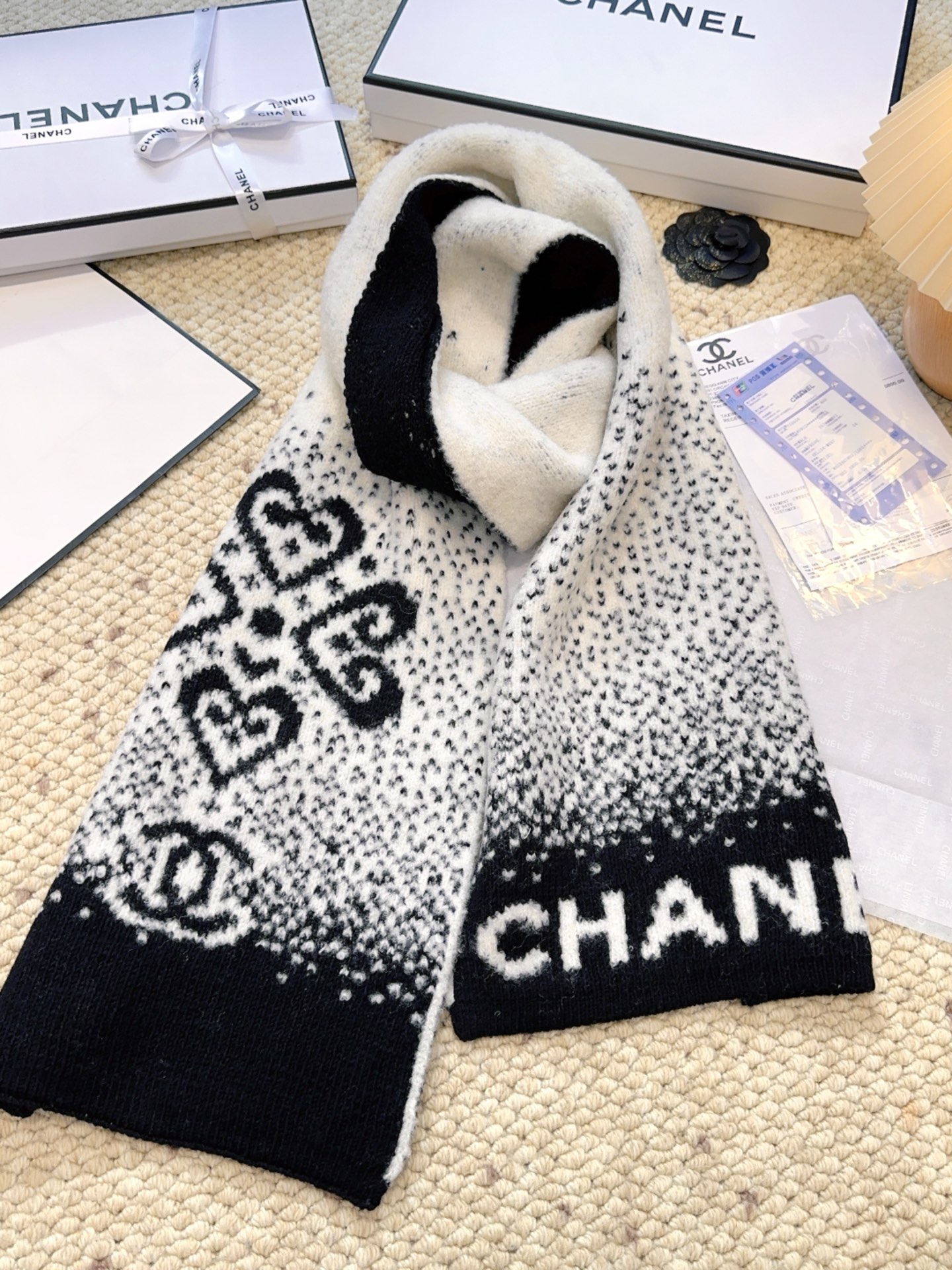 Chanel 上新 Chanel（香奈儿）渐变拼色花纹围巾
