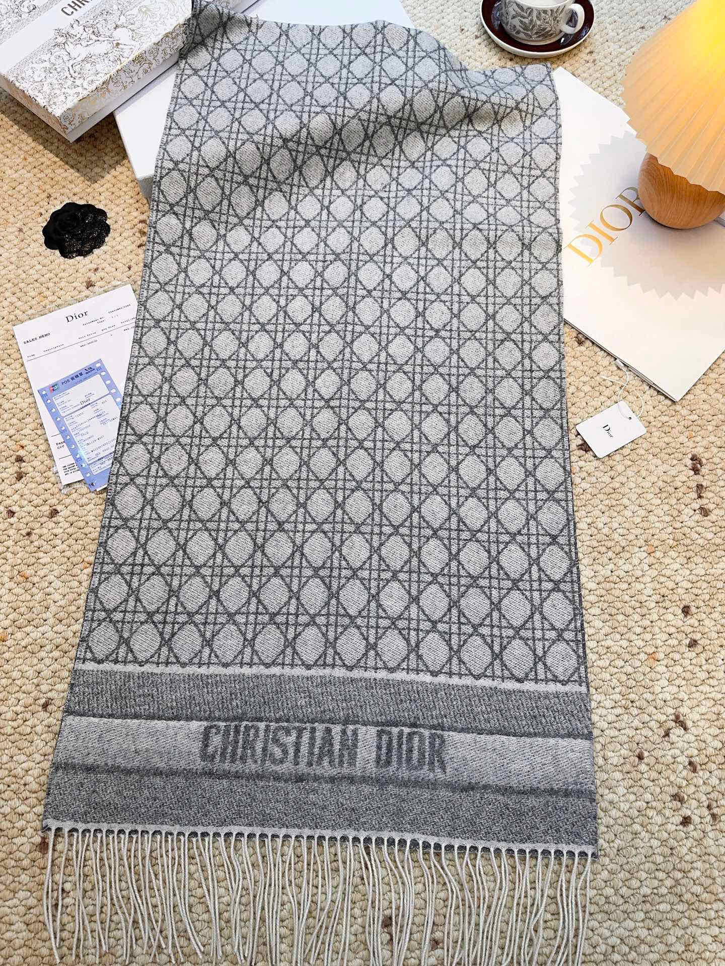 【DIOR 迪奥】 （银丝）今年又上新新款藤格纹100%山羊绒围巾啦 绝美配色 爆款专柜最新款式 羊绒 