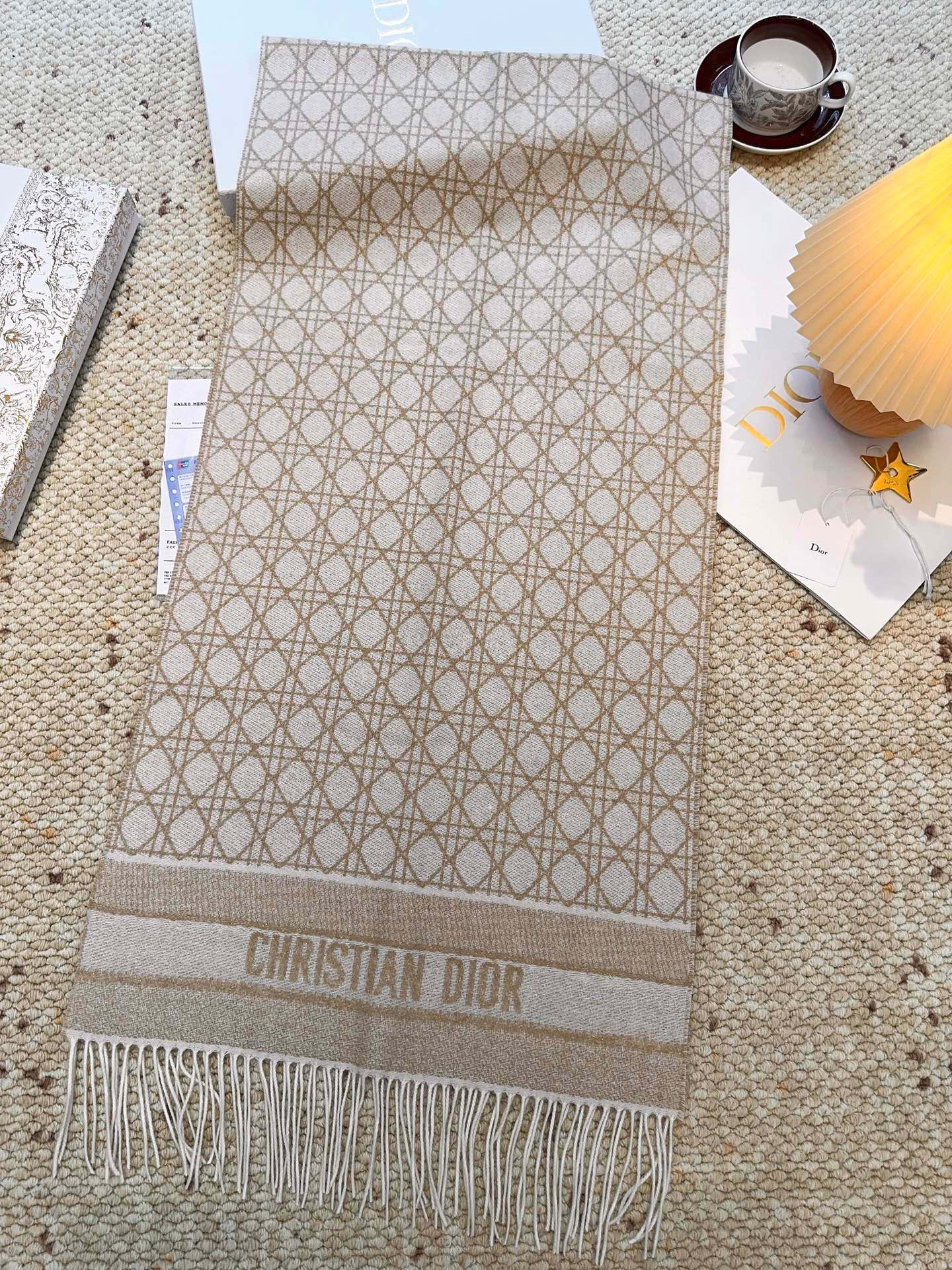 【DIOR 迪奥】 （银丝）今年又上新新款藤格纹100%山羊绒围巾啦 绝美配色 爆款专柜最新款式 羊绒 