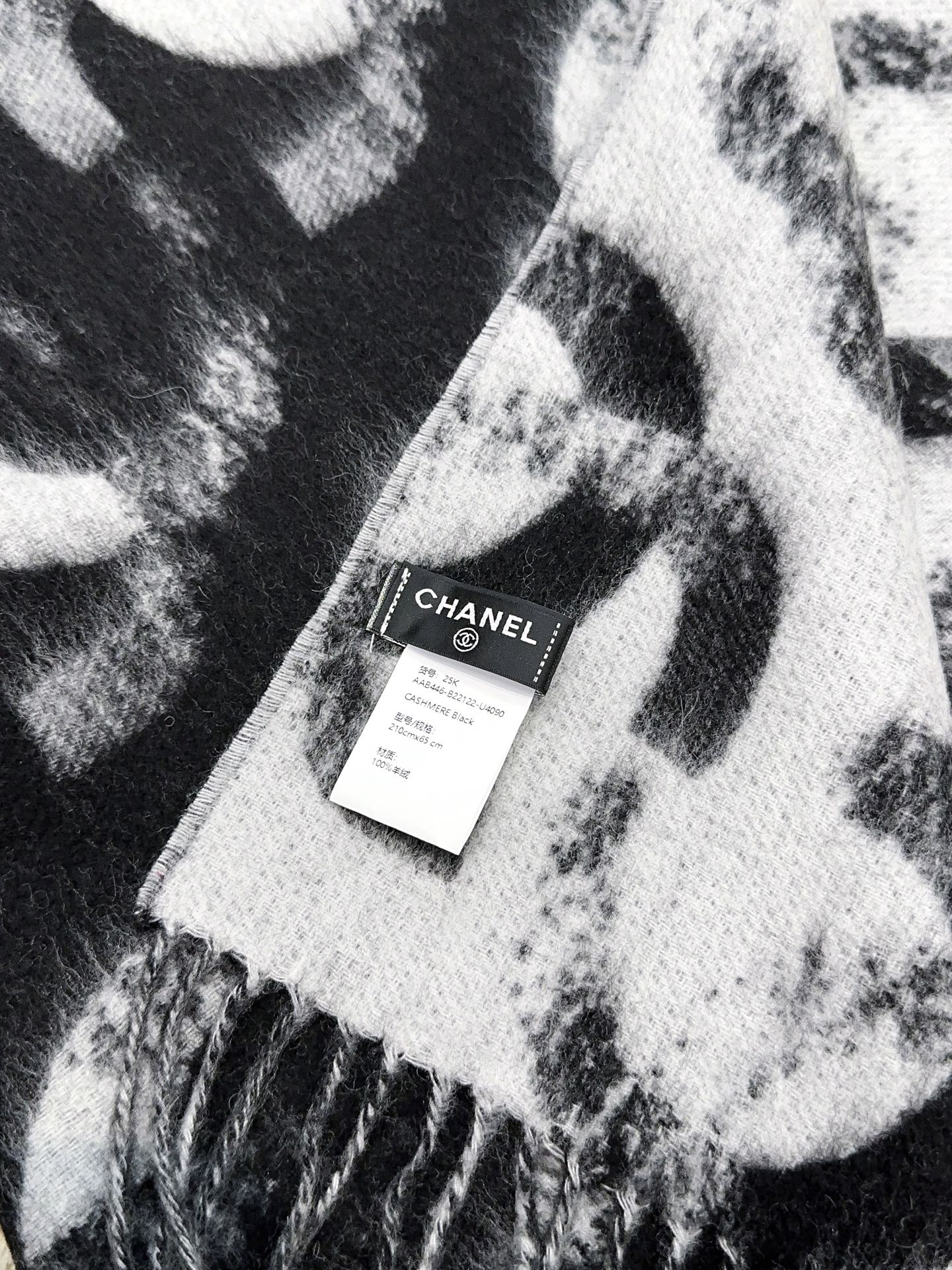 🆕香奶奶独家新款，25k系列哈双面黑白熊猫渐变色Logo双C羊绒围巾披肩，这绝对是今年最最最美的一款，没