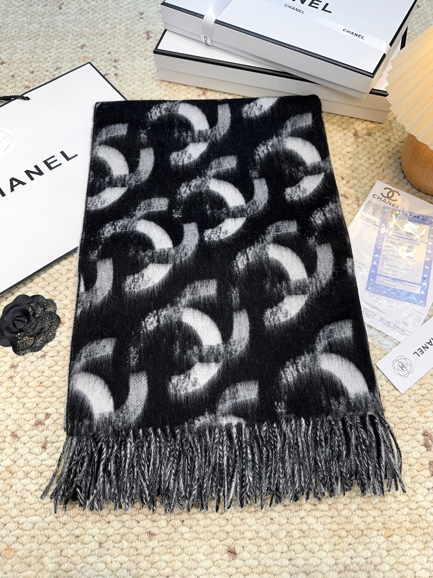 🆕香奶奶独家新款，25k系列哈双面黑白熊猫渐变色Logo双C羊绒围巾披肩，这绝对是今年最最最美的一款，没