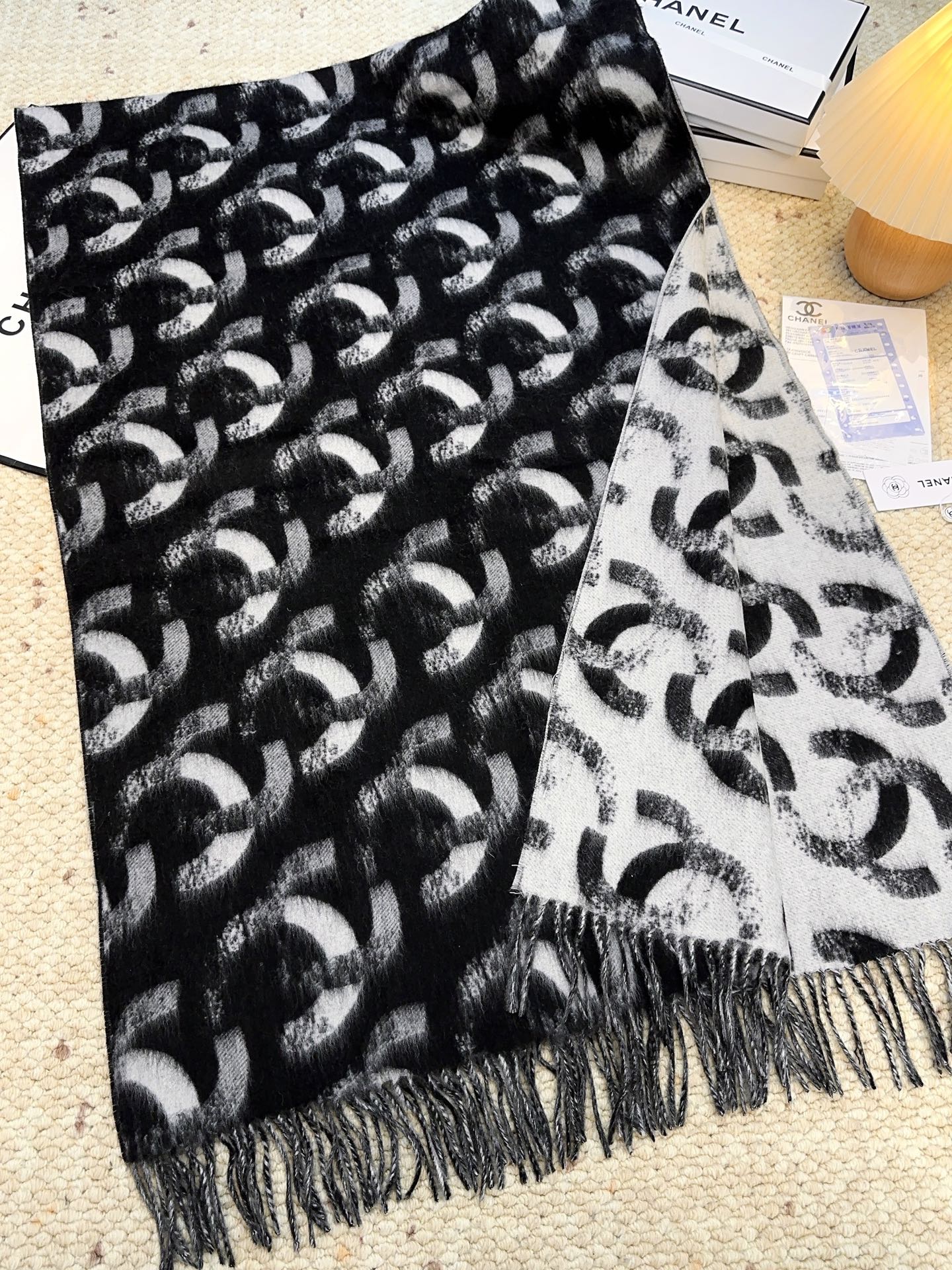 🆕香奶奶独家新款，25k系列哈双面黑白熊猫渐变色Logo双C羊绒围巾披肩，这绝对是今年最最最美的一款，没