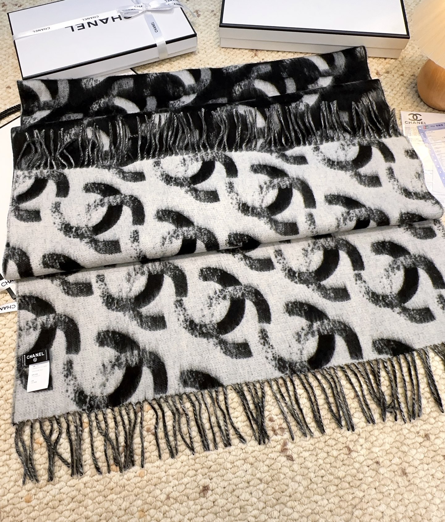 🆕香奶奶独家新款，25k系列哈双面黑白熊猫渐变色Logo双C羊绒围巾披肩，这绝对是今年最最最美的一款，没