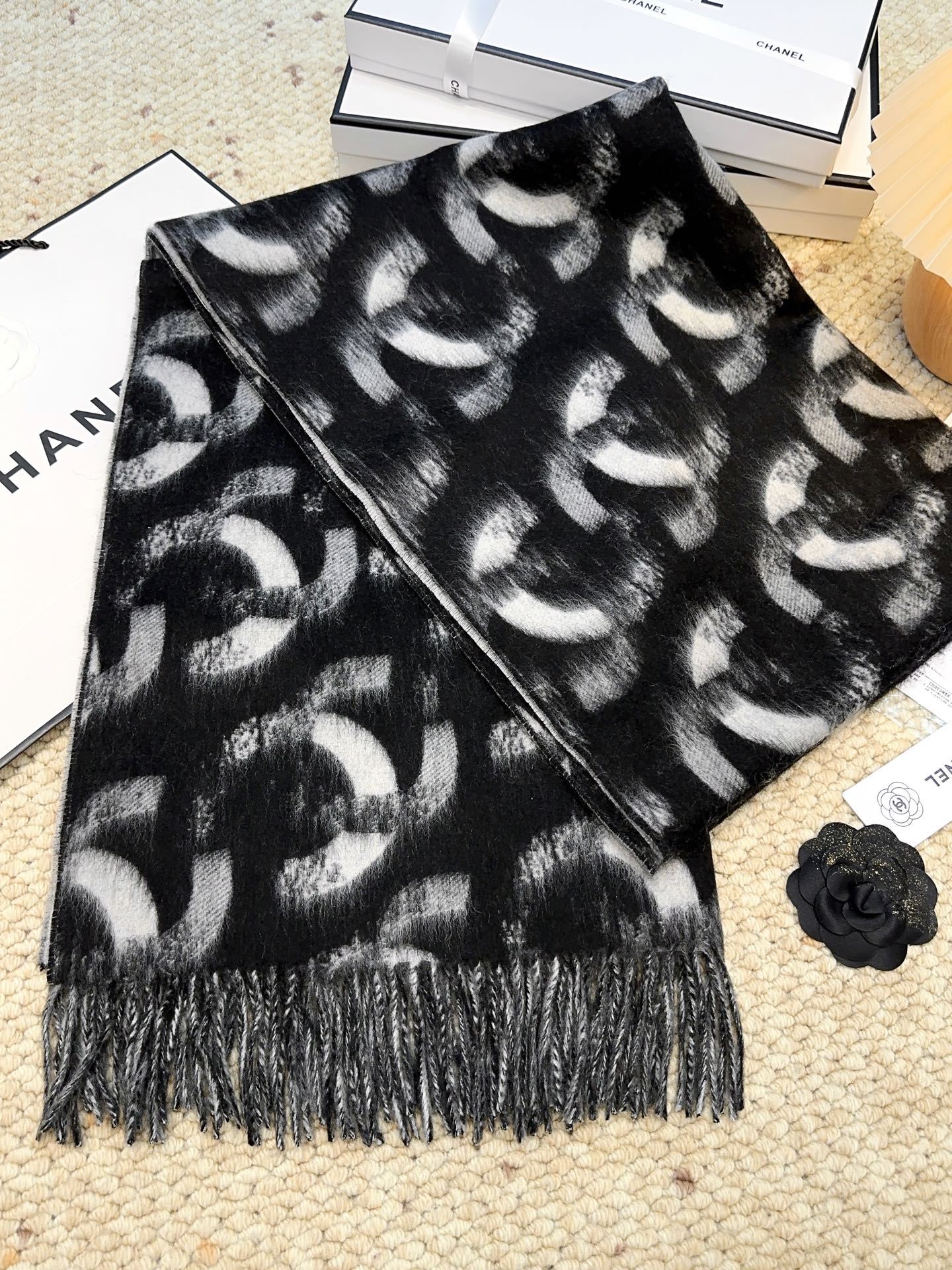 🆕香奶奶独家新款，25k系列哈双面黑白熊猫渐变色Logo双C羊绒围巾披肩，这绝对是今年最最最美的一款，没