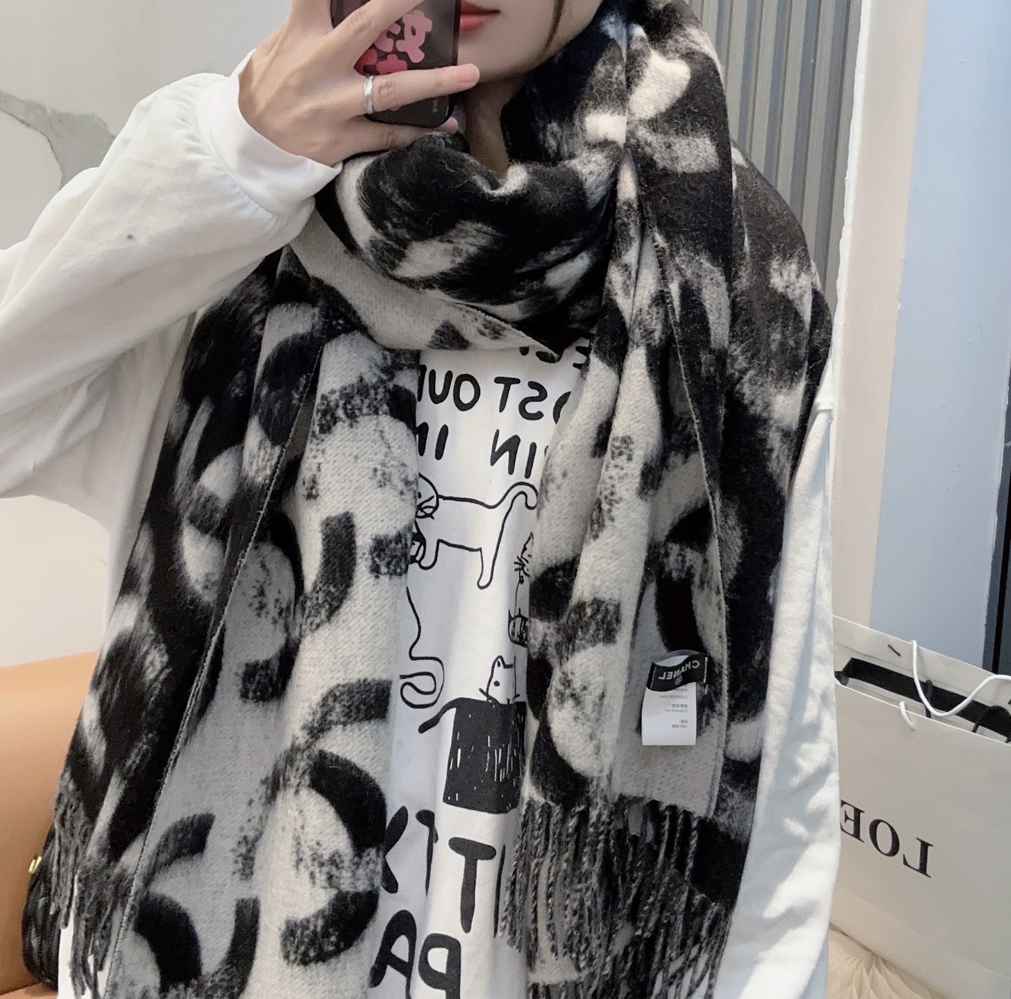 🆕香奶奶独家新款，25k系列哈双面黑白熊猫渐变色Logo双C羊绒围巾披肩，这绝对是今年最最最美的一款，没