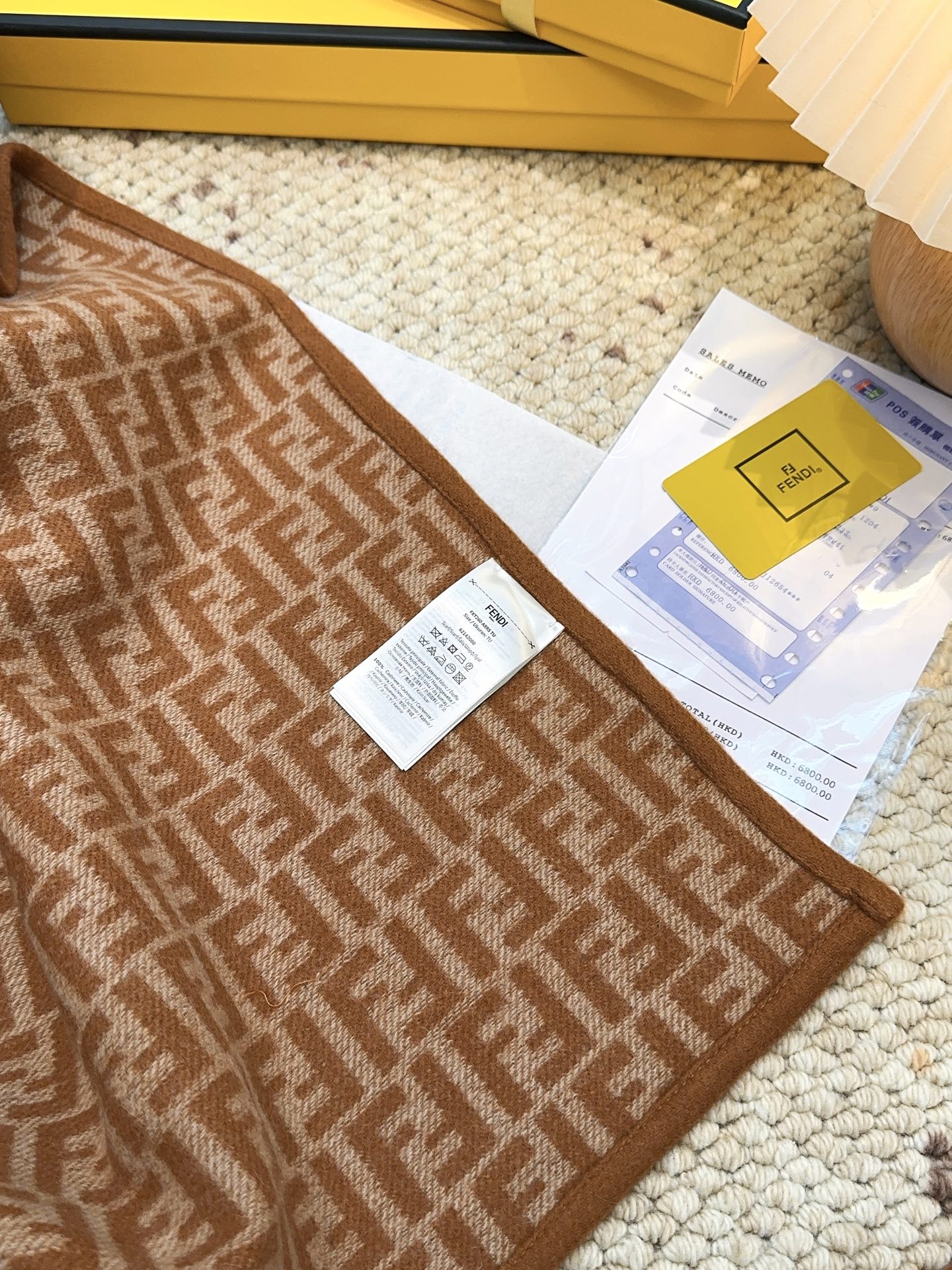 Fendi 腰带款同步 【Fendi限量款斗篷披肩】重磅 纯羊绒打造 此款FF披风是Fendi芬迪秋冬限量新款 芬迪的斗篷设计非常显腿长 可以用为披风