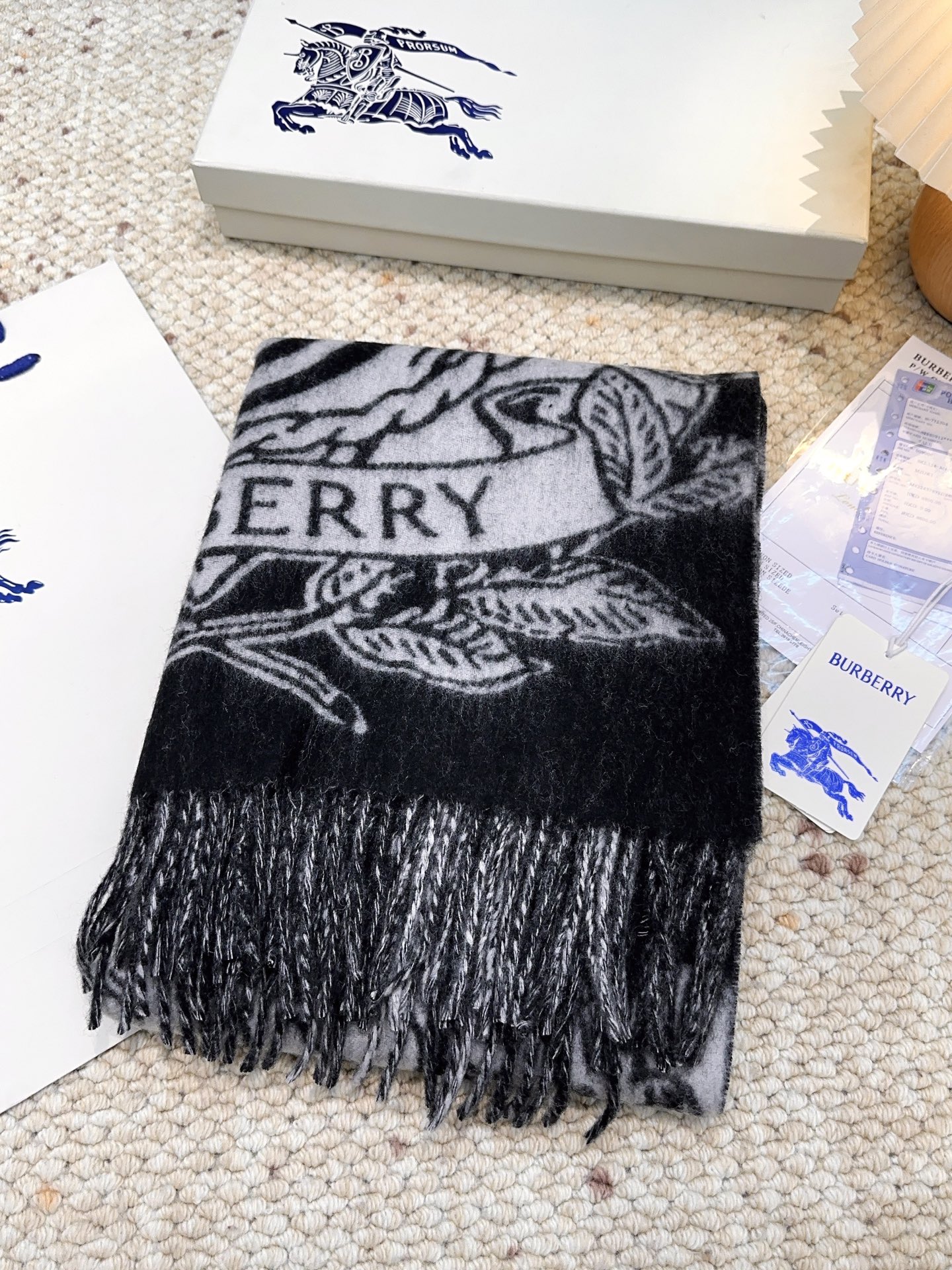 独家爆款，Bur战马骑士双面披肩，最美的提花战马➕经典焦糖配色披肩，精制围巾，选用提花精纺羊绒面料制成，