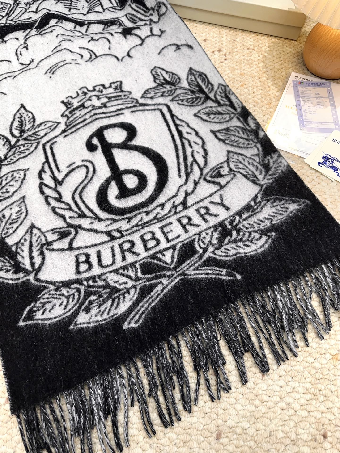 独家爆款，Bur战马骑士双面披肩，最美的提花战马➕经典焦糖配色披肩，精制围巾，选用提花精纺羊绒面料制成，