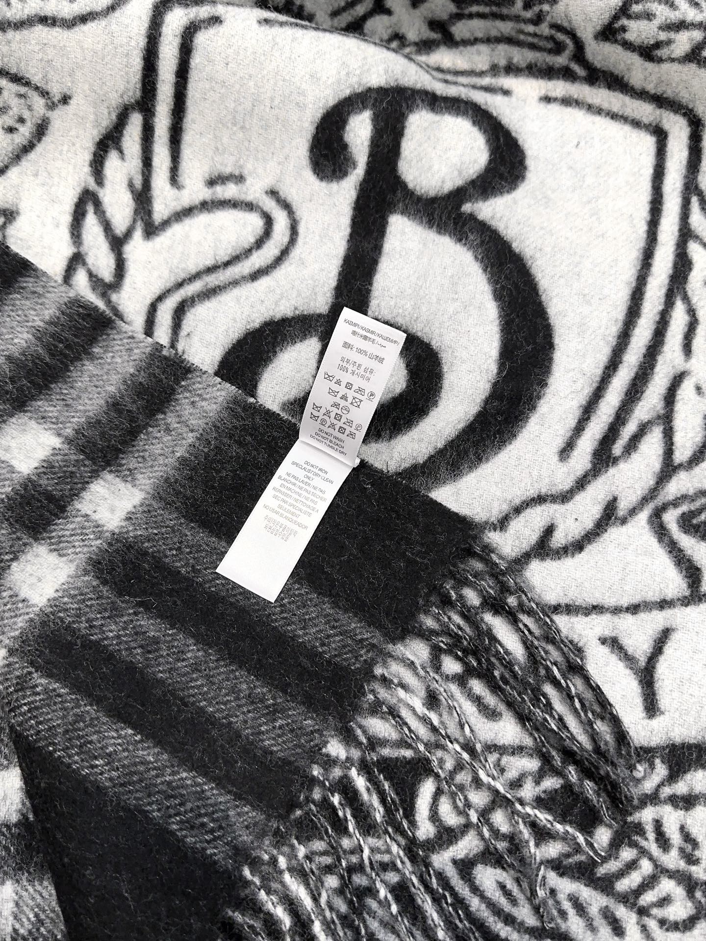 独家爆款，Bur战马骑士双面披肩，最美的提花战马➕经典焦糖配色披肩，精制围巾，选用提花精纺羊绒面料制成，