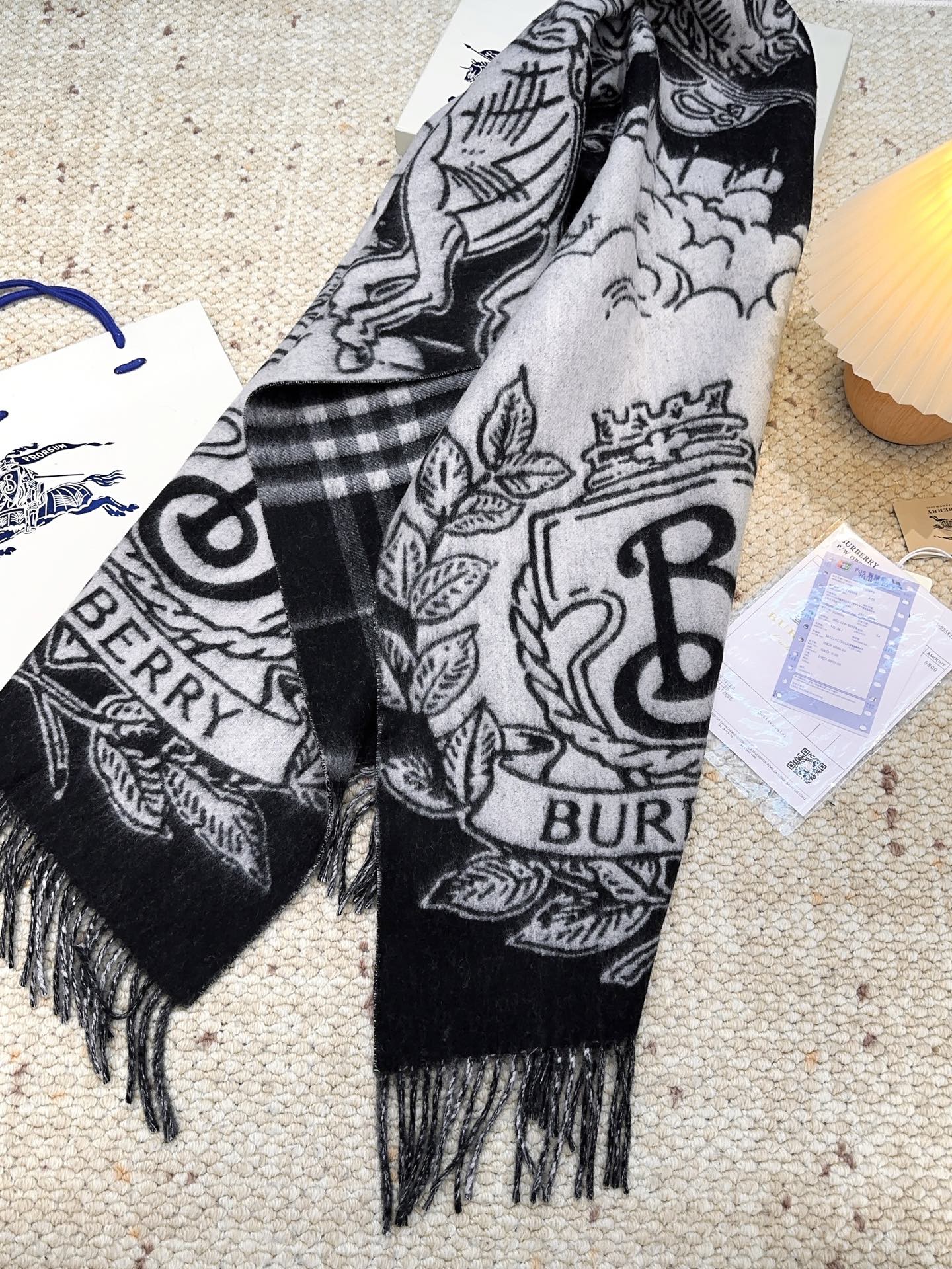 独家爆款，Bur战马骑士双面披肩，最美的提花战马➕经典焦糖配色披肩，精制围巾，选用提花精纺羊绒面料制成，