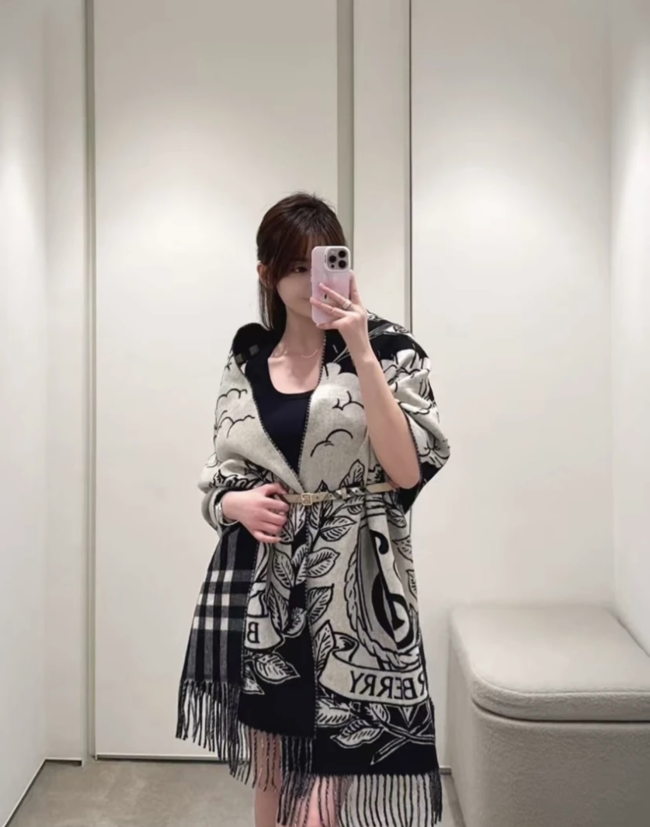 NO:704423,Exclusive hot style, Burberry knight double-sided shawl, the most beautiful jacquard warhorse classic caramel color shawl, refined scarf, made of jacquard worsted cashmere fabric, decorated with brand large plaid and equestrian knight design. The brand logo is integrated into the background of oak leaves and acorns, highlighting Burberry style. Specifications, 21019860909独家爆款,Bur战马骑士双面披肩,最美的提花战马经典焦糖配色披肩,精制围巾,选用提花精纺羊绒面料制成,装饰品牌大号格纹和马术骑士设计.将品牌徽标融入橡树叶和橡果背景中,彰显博柏利风范. 规格,210 x50cm羊绒长方形 两端流苏高版本围巾,高版本围巾,burberry,shawls,scarf