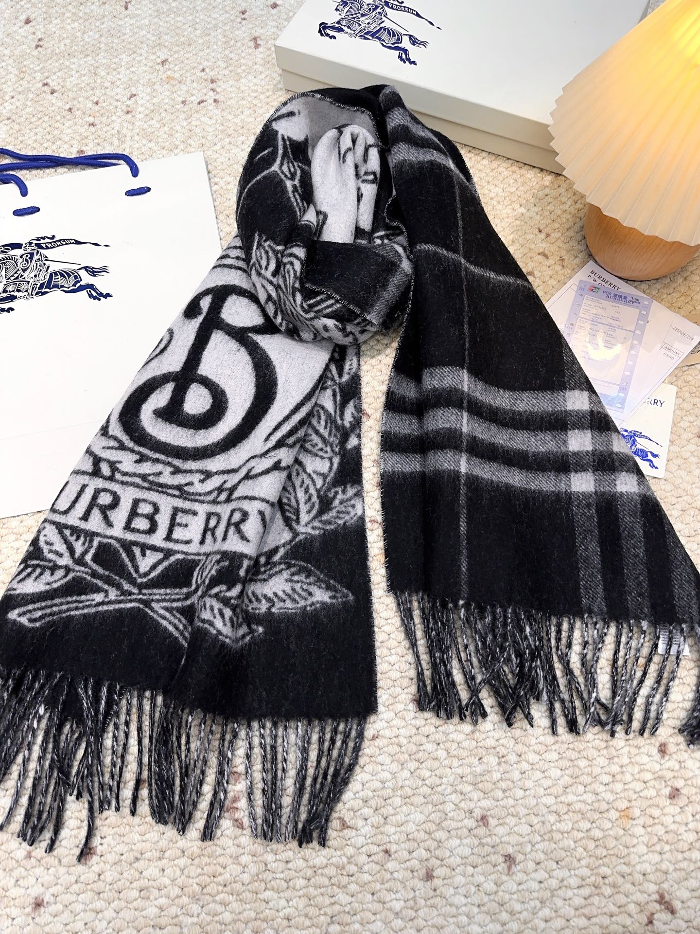 独家爆款，Bur战马骑士双面披肩，最美的提花战马➕经典焦糖配色披肩，精制围巾，选用提花精纺羊绒面料制成，