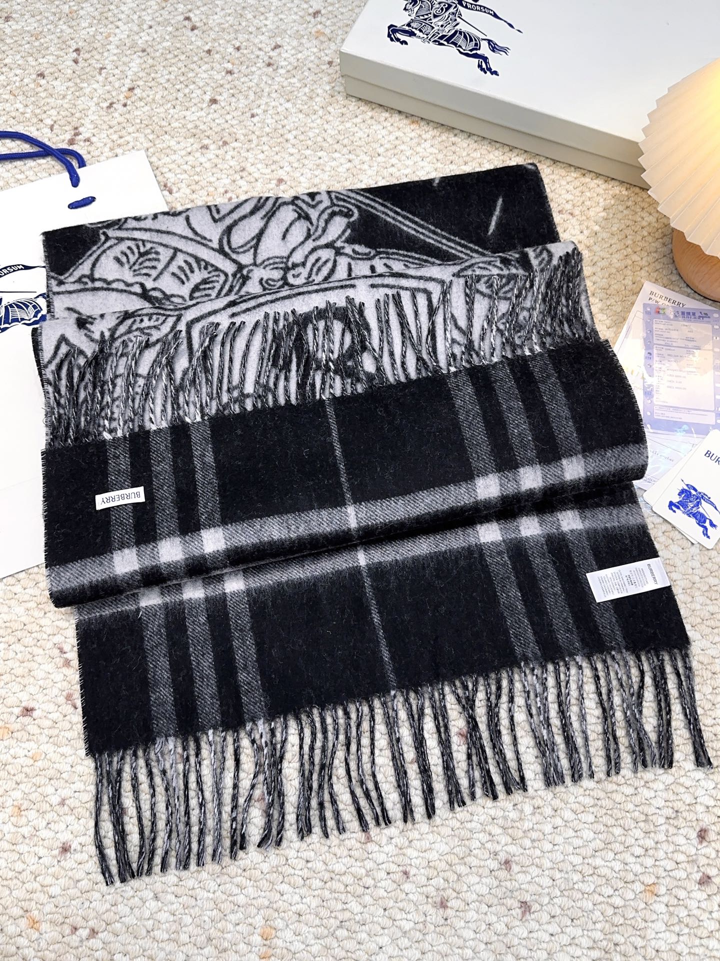 独家爆款，Bur战马骑士双面披肩，最美的提花战马➕经典焦糖配色披肩，精制围巾，选用提花精纺羊绒面料制成，