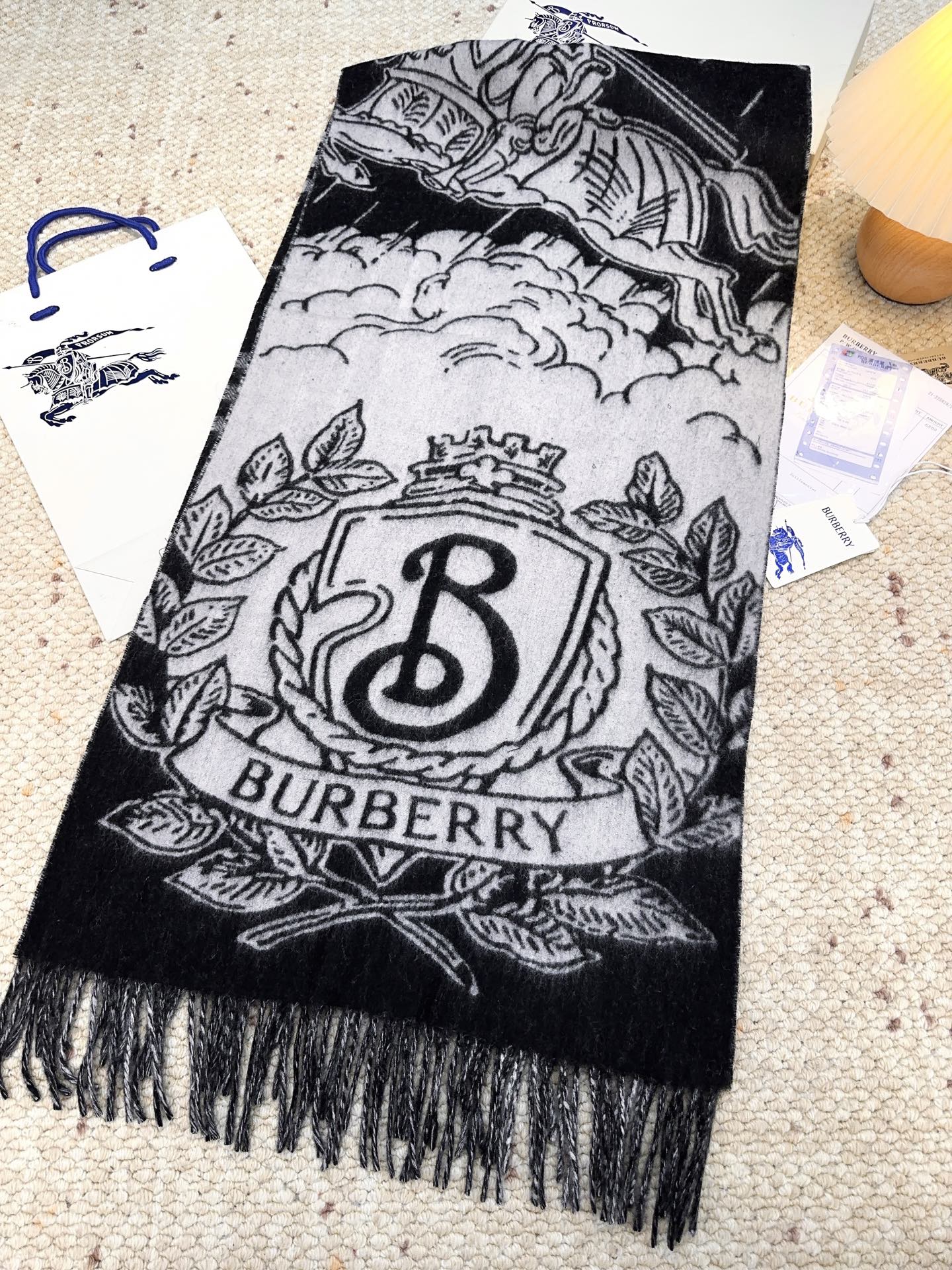 独家爆款，Bur战马骑士双面披肩，最美的提花战马➕经典焦糖配色披肩，精制围巾，选用提花精纺羊绒面料制成，