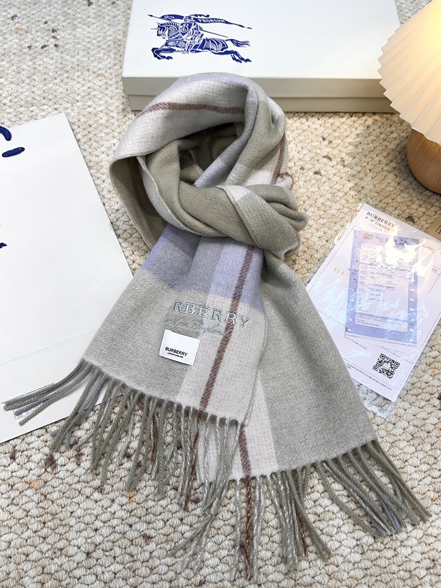 Burberry · 巴宝莉格子围巾❗️好看的要疯掉了，太有型太有魅力了❗️❗️非常斯文时尚的秋冬单品！