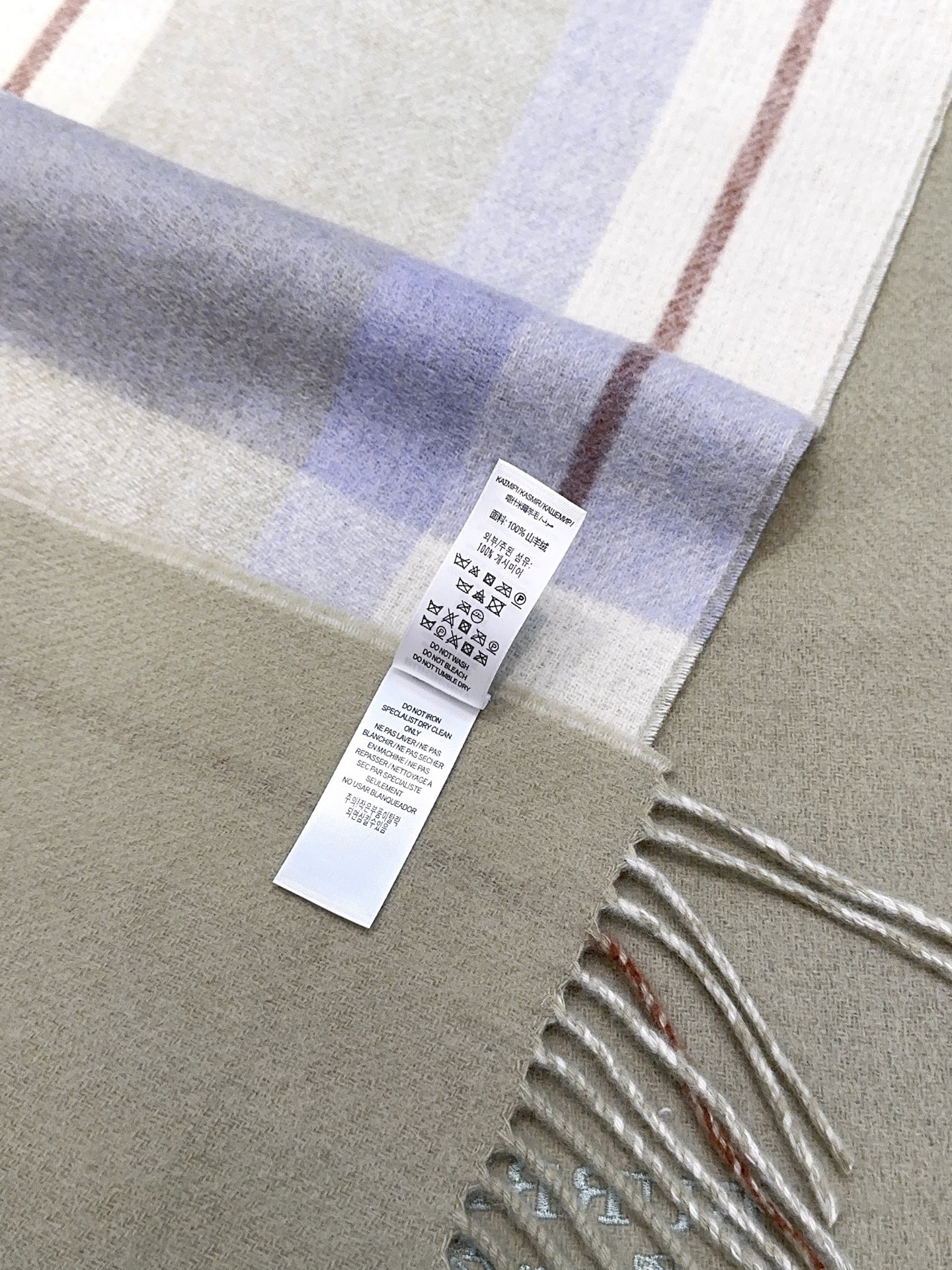 Burberry · 巴宝莉格子围巾❗️好看的要疯掉了，太有型太有魅力了❗️❗️非常斯文时尚的秋冬单品！