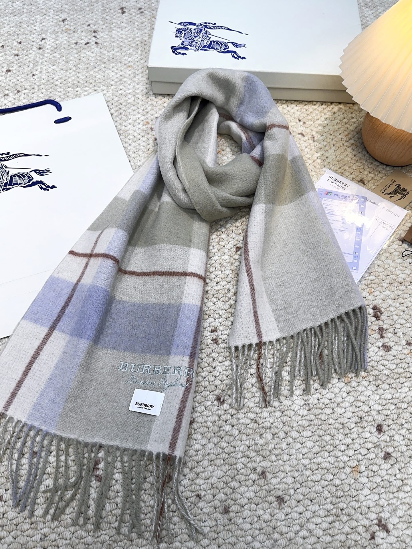 Burberry · 巴宝莉格子围巾❗️好看的要疯掉了，太有型太有魅力了❗️❗️非常斯文时尚的秋冬单品！