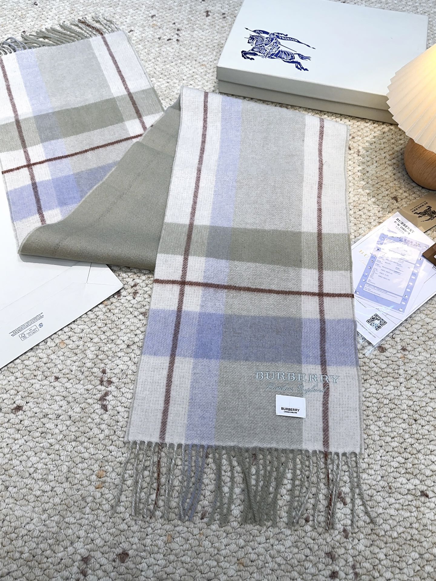 Burberry · 巴宝莉格子围巾❗️好看的要疯掉了，太有型太有魅力了❗️❗️非常斯文时尚的秋冬单品！