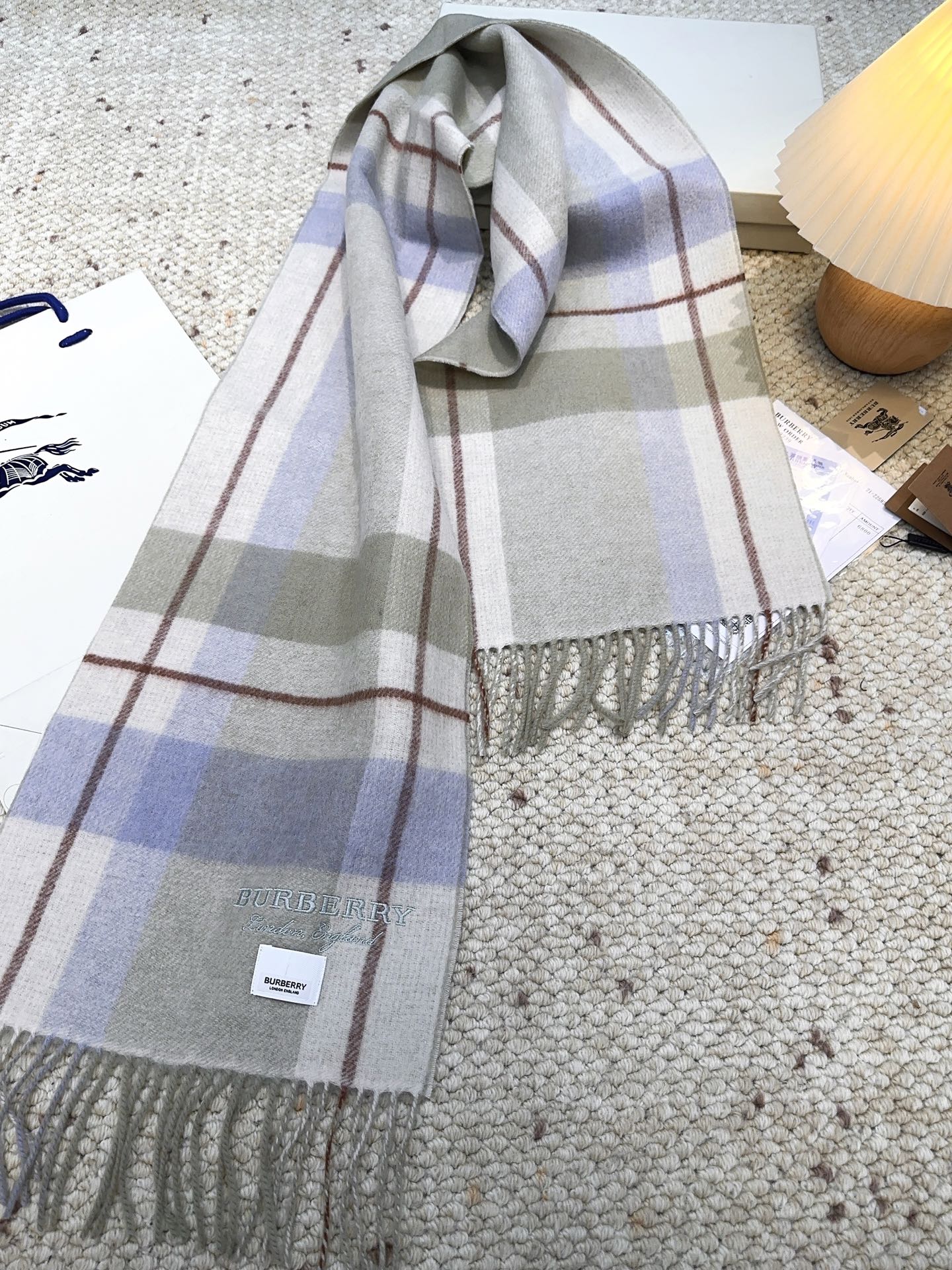 Burberry · 巴宝莉格子围巾❗️好看的要疯掉了，太有型太有魅力了❗️❗️非常斯文时尚的秋冬单品！