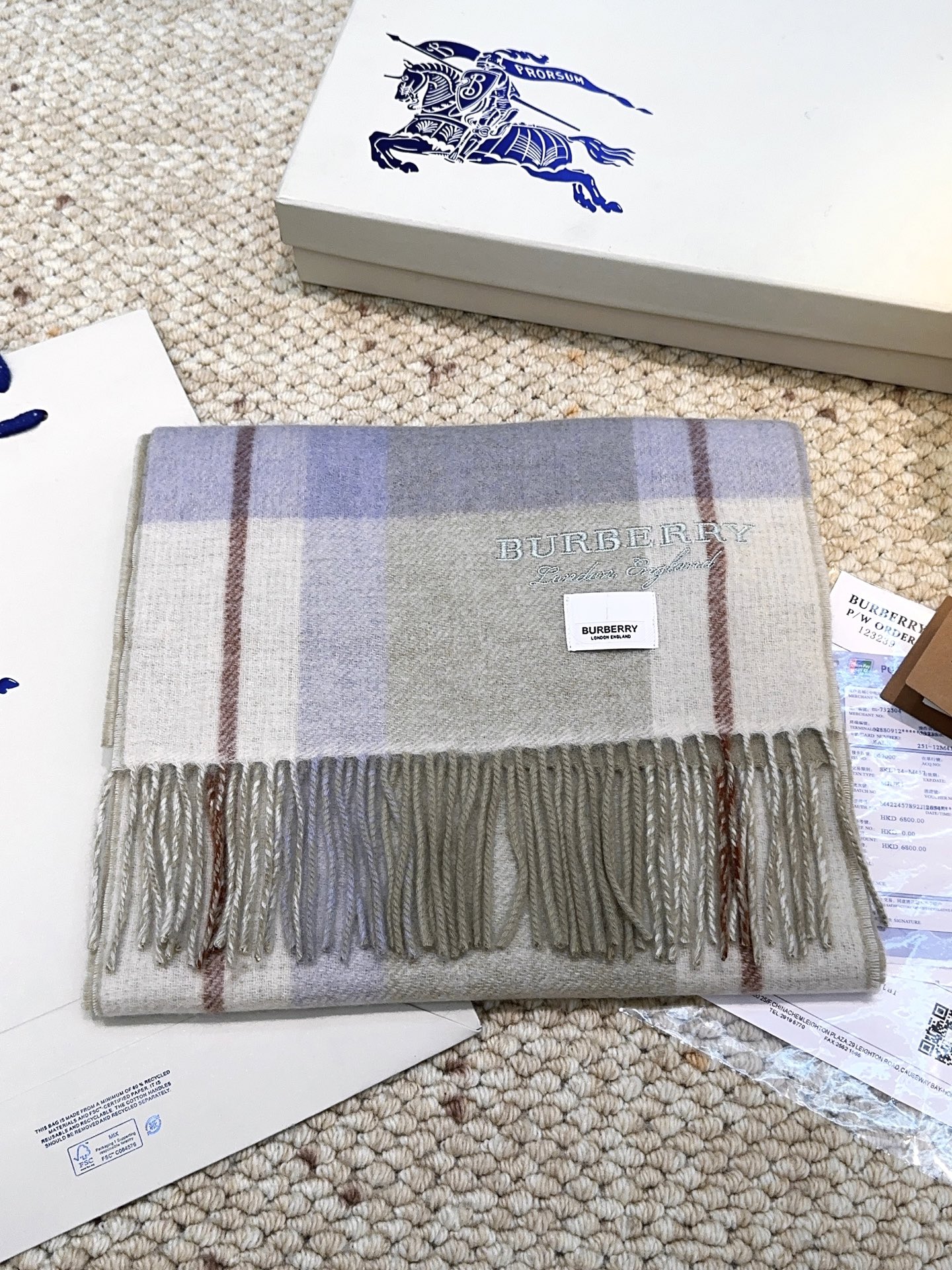 Burberry · 巴宝莉格子围巾❗️好看的要疯掉了，太有型太有魅力了❗️❗️非常斯文时尚的秋冬单品！