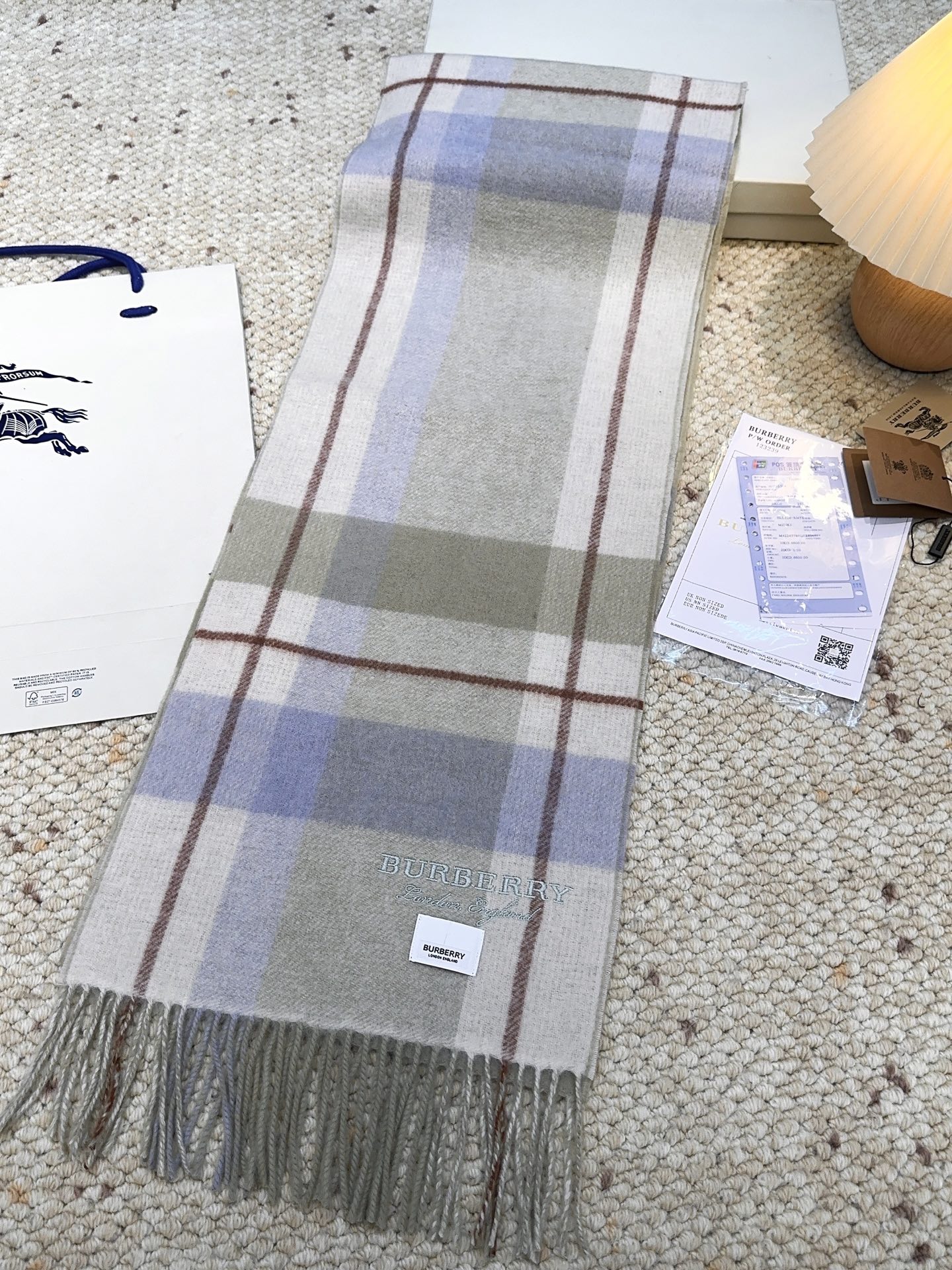 Burberry · 巴宝莉格子围巾❗️好看的要疯掉了，太有型太有魅力了❗️❗️非常斯文时尚的秋冬单品！