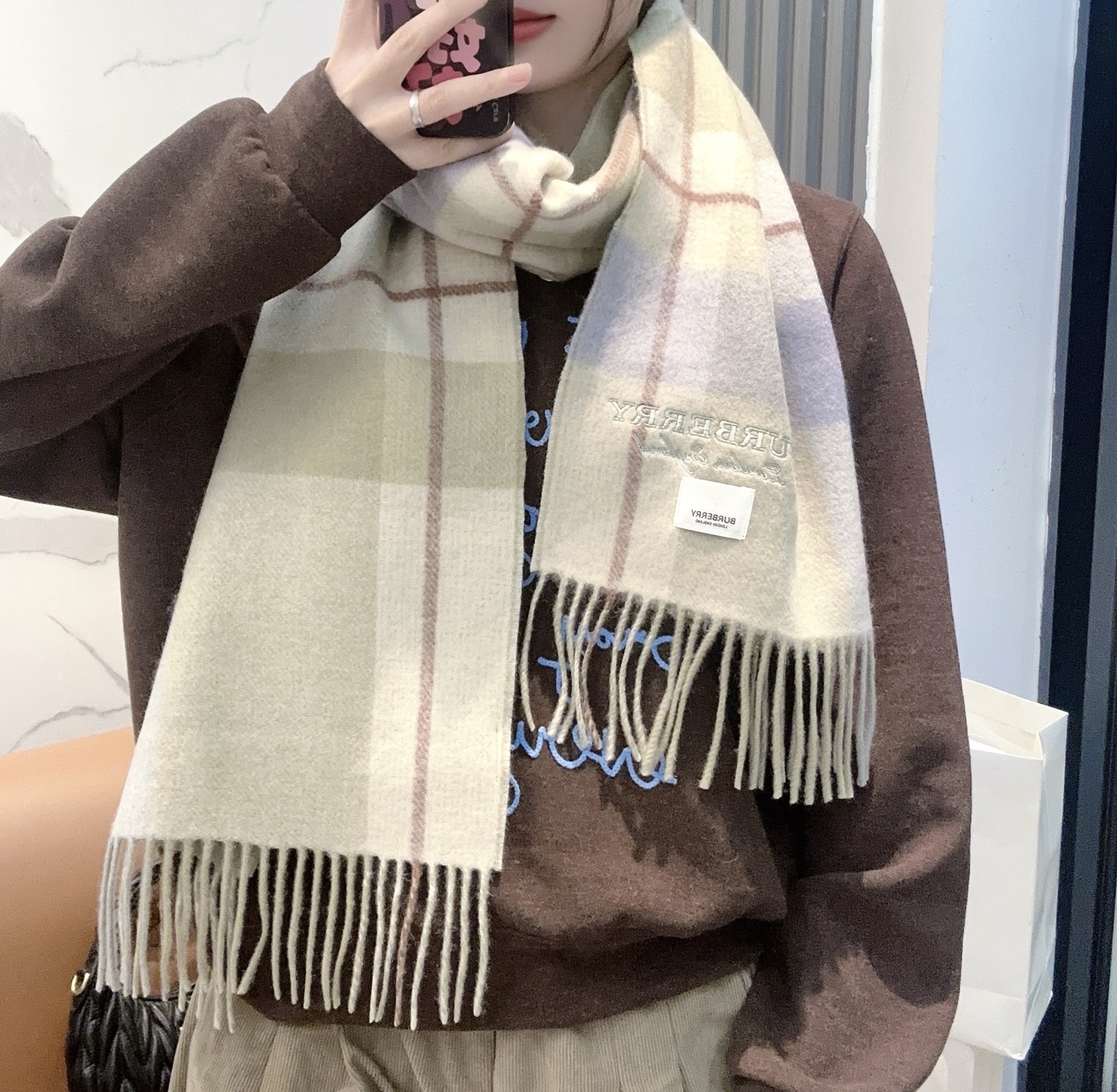 Burberry · 巴宝莉格子围巾❗️好看的要疯掉了，太有型太有魅力了❗️❗️非常斯文时尚的秋冬单品！