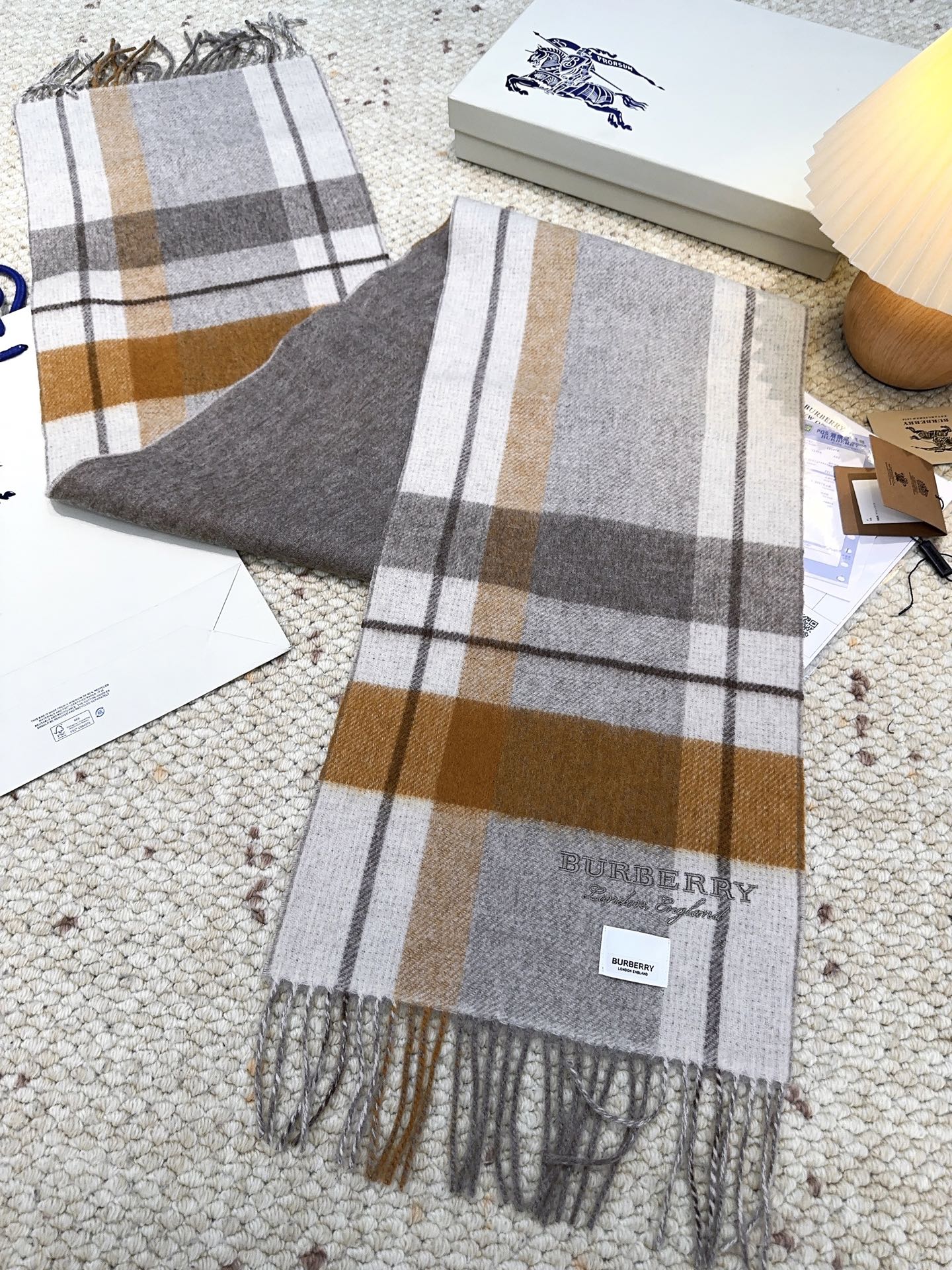 Burberry · 巴宝莉格子围巾❗️好看的要疯掉了，太有型太有魅力了❗️❗️非常斯文时尚的秋冬单品！