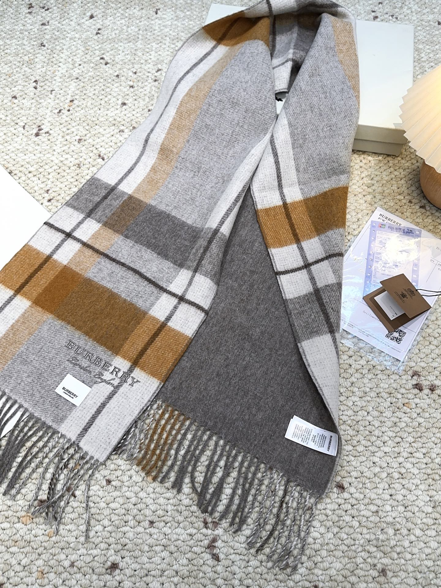 Burberry · 巴宝莉格子围巾❗️好看的要疯掉了，太有型太有魅力了❗️❗️非常斯文时尚的秋冬单品！