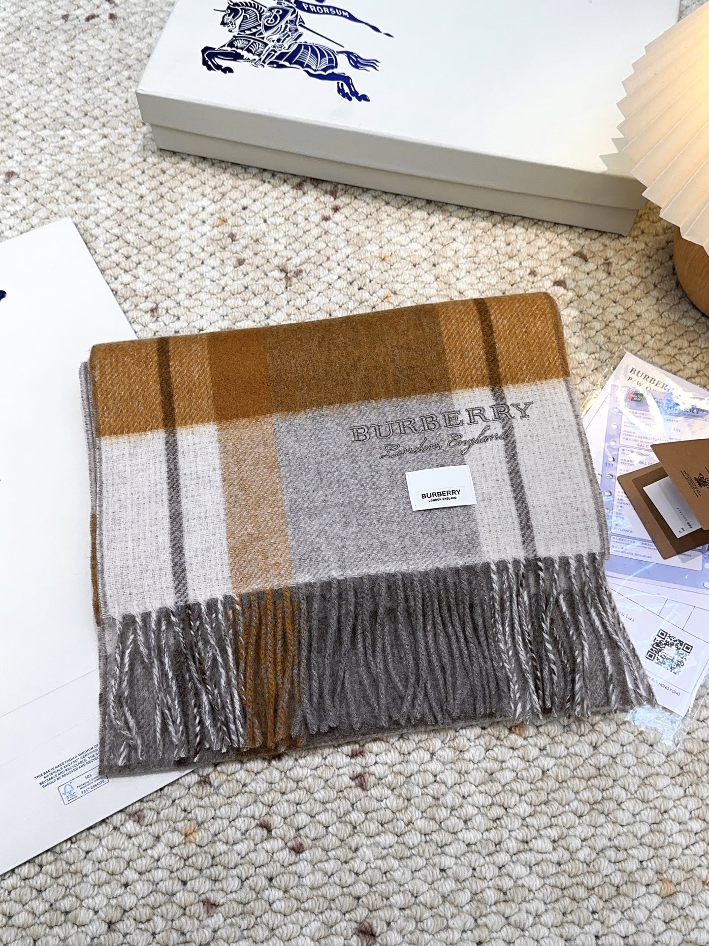 Burberry · 巴宝莉格子围巾❗️好看的要疯掉了，太有型太有魅力了❗️❗️非常斯文时尚的秋冬单品！