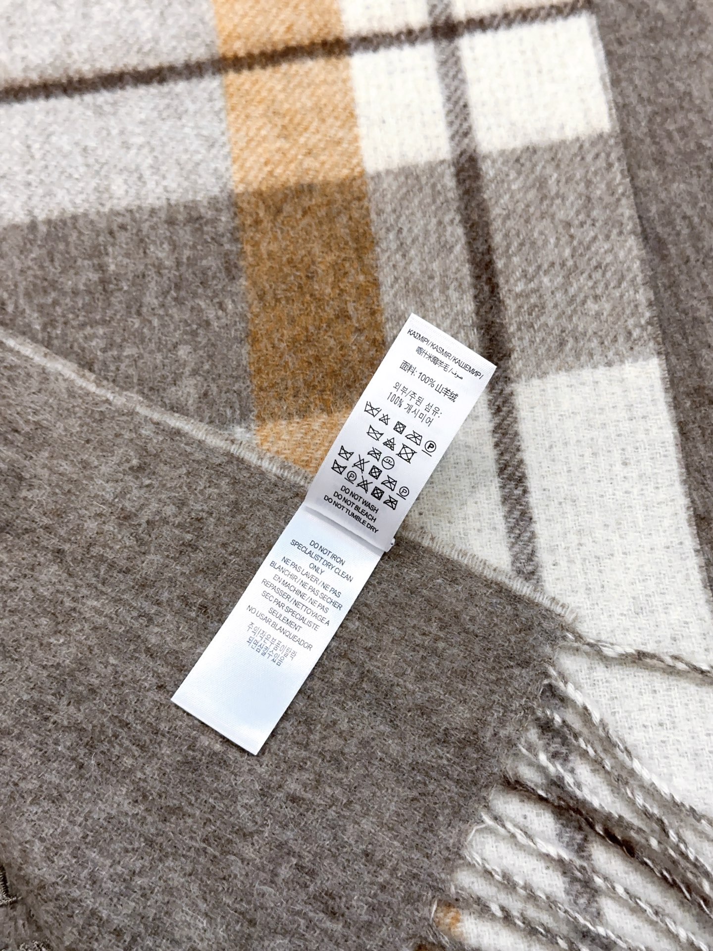 Burberry · 巴宝莉格子围巾❗️好看的要疯掉了，太有型太有魅力了❗️❗️非常斯文时尚的秋冬单品！