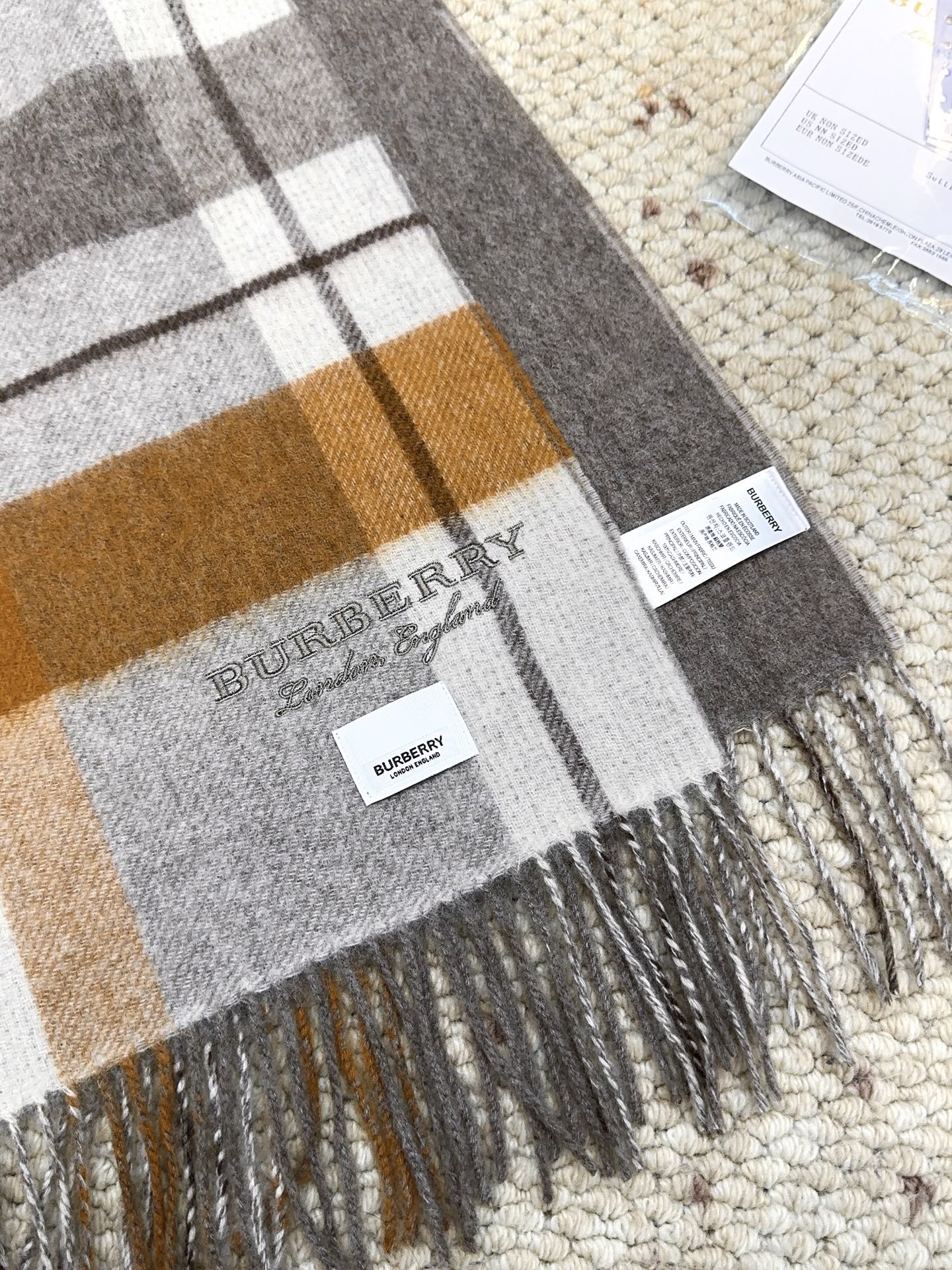 Burberry · 巴宝莉格子围巾❗️好看的要疯掉了，太有型太有魅力了❗️❗️非常斯文时尚的秋冬单品！