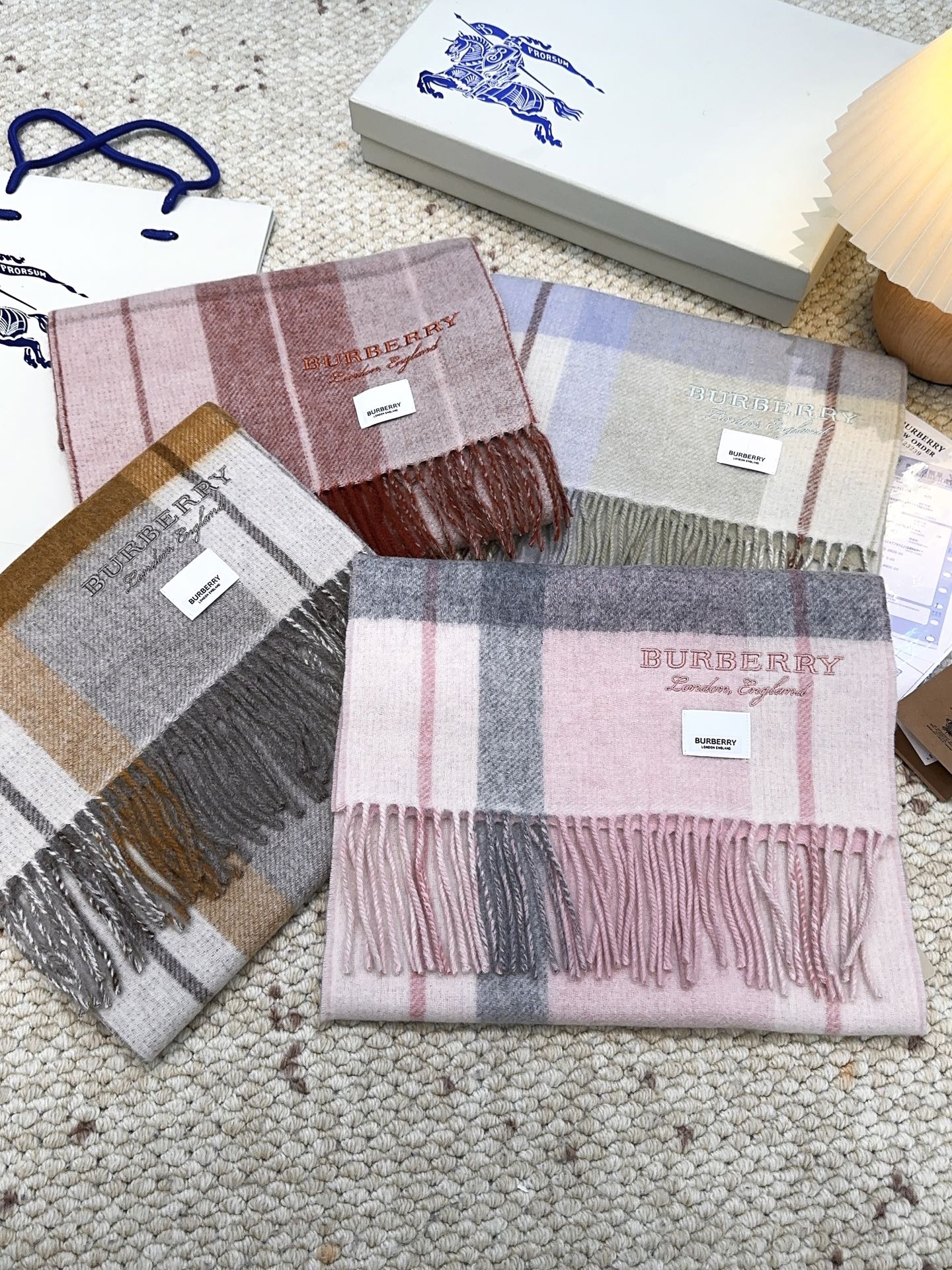 Burberry · 巴宝莉格子围巾❗️好看的要疯掉了，太有型太有魅力了❗️❗️非常斯文时尚的秋冬单品！