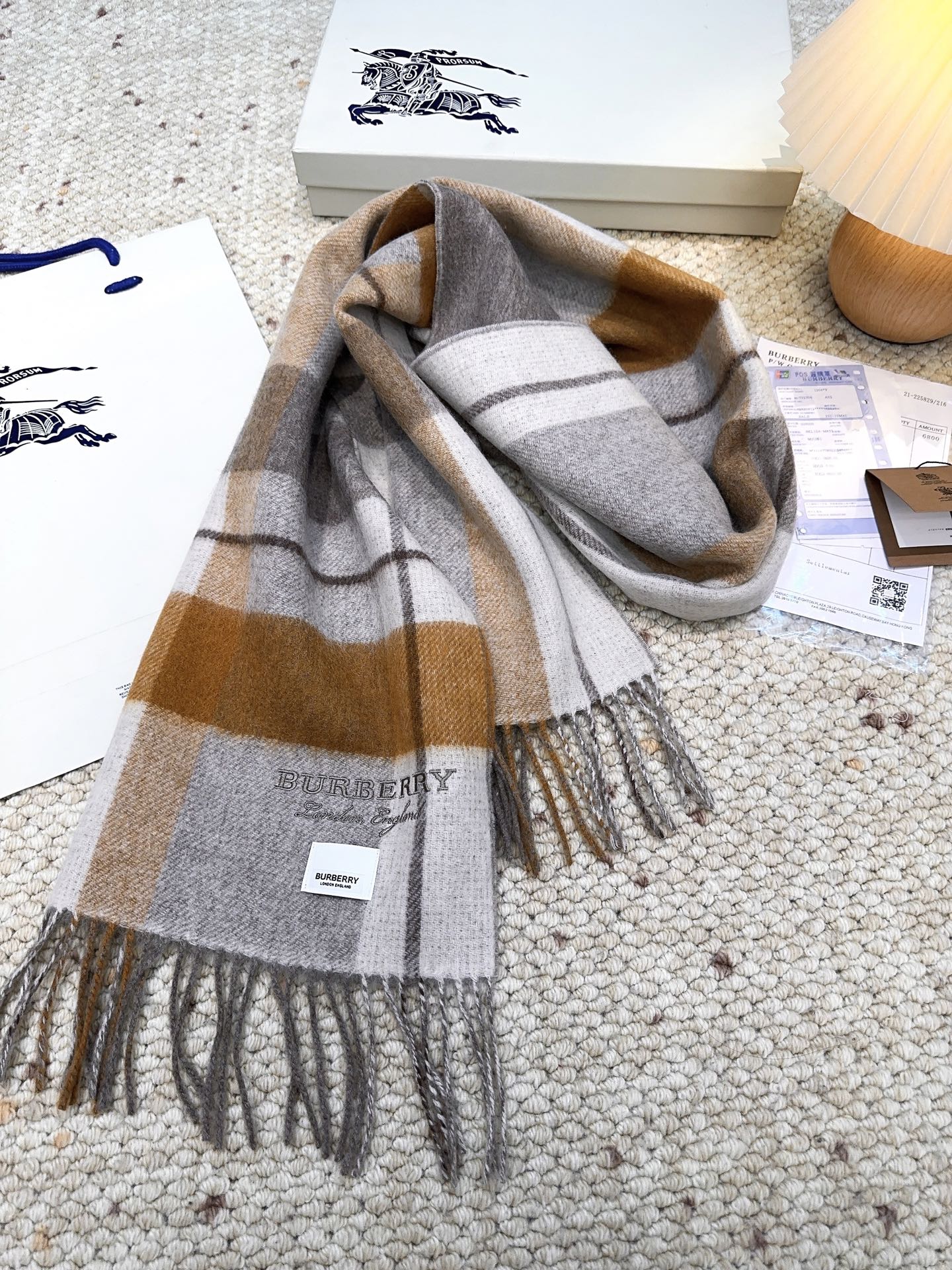 Burberry · 巴宝莉格子围巾❗️好看的要疯掉了，太有型太有魅力了❗️❗️非常斯文时尚的秋冬单品！